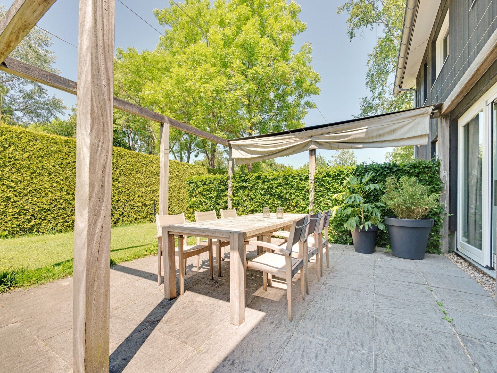 Het terras van Stijlvol familiehuis in Grou in Grou