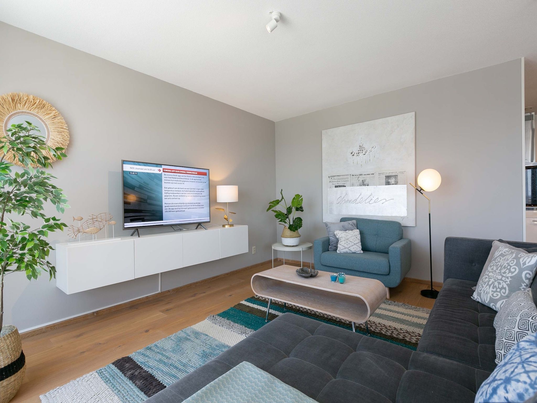 De woonkamer van Scheveningen Harbour 28 in Den Haag