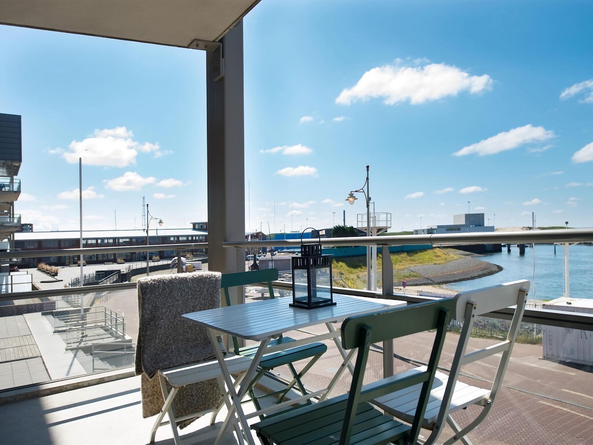 Het terras van Scheveningen Harbour 36 in Den Haag