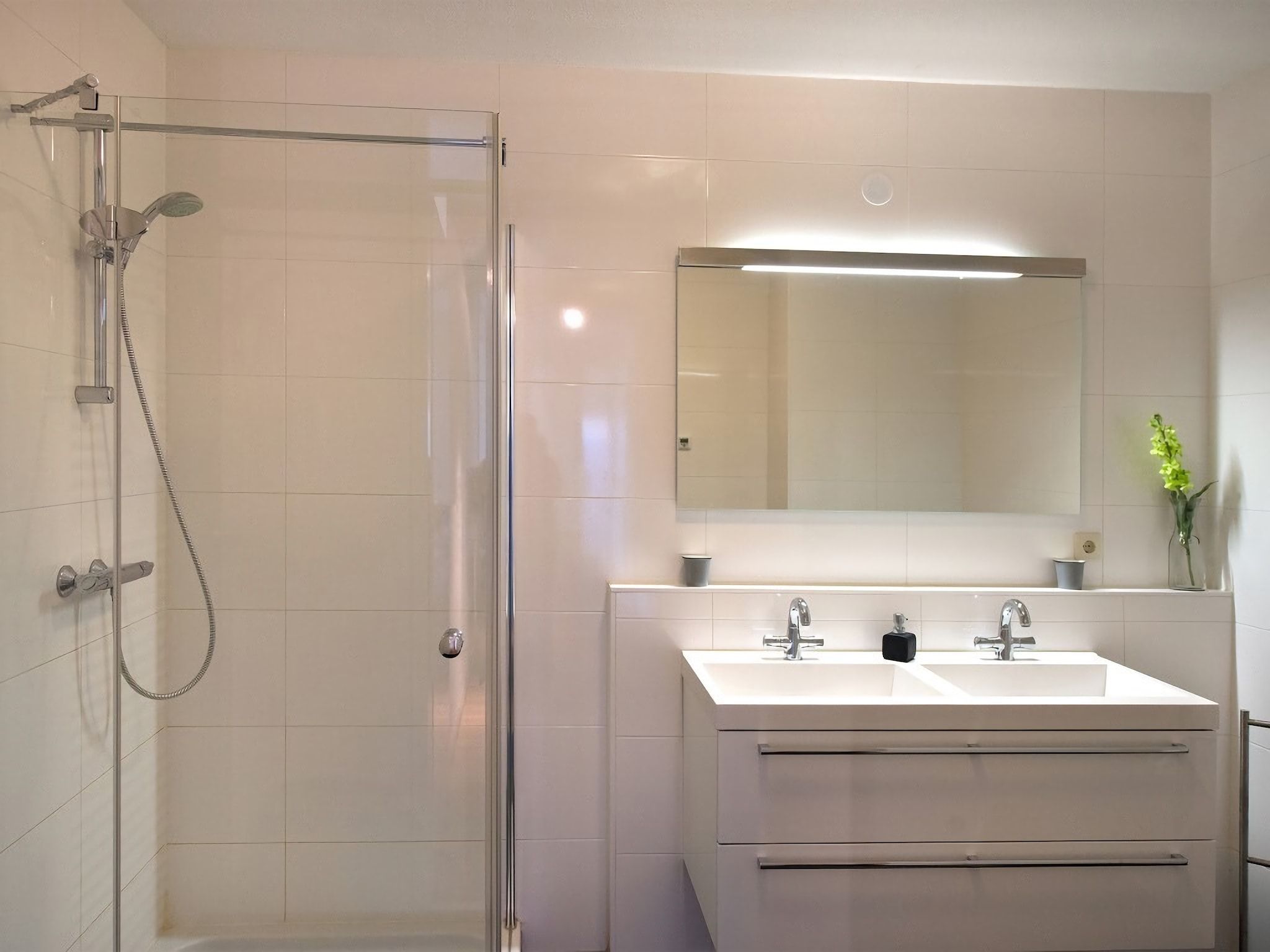 De badkamer van Scheveningen Harbour 36 in Den Haag