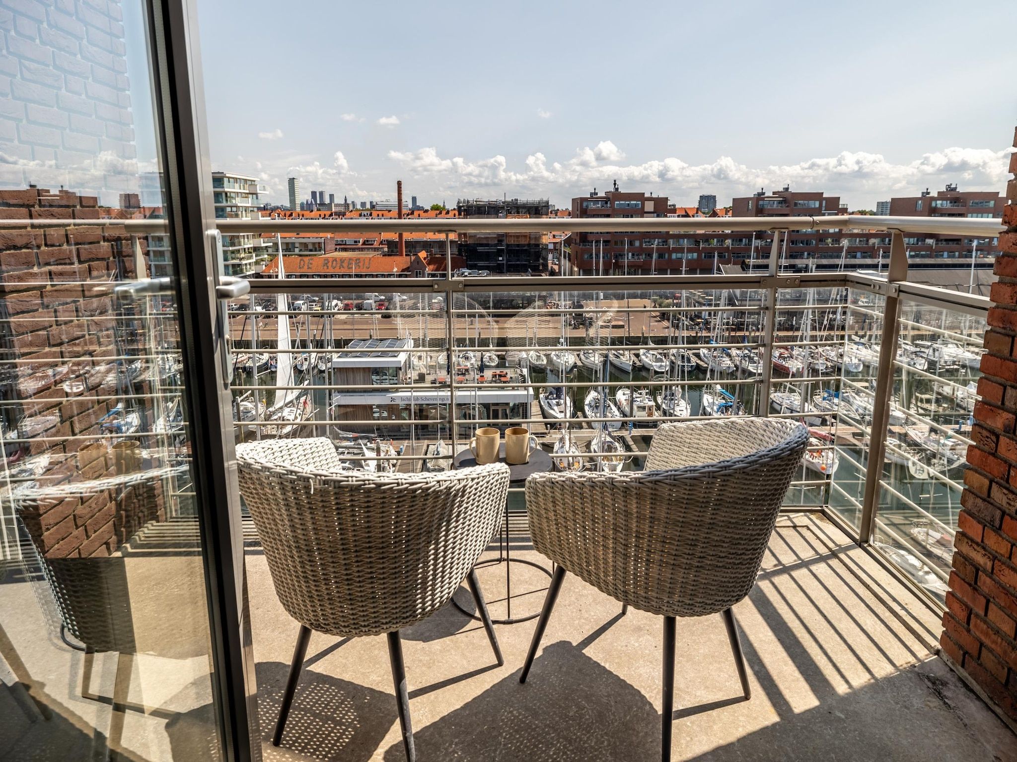 Het terras van Scheveningen Harbour 42A in Den Haag