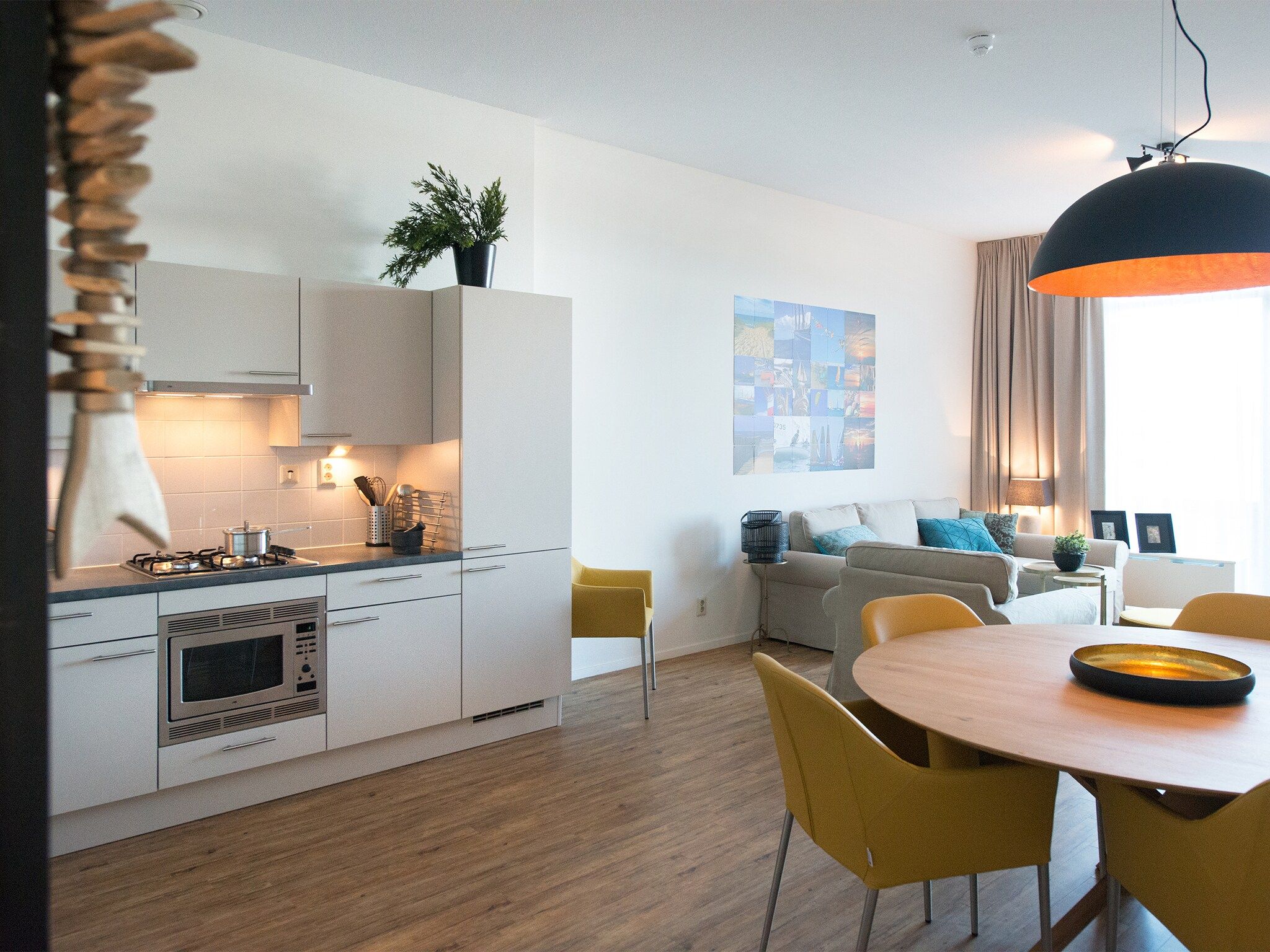 De woonkamer van Scheveningen Harbour 54 in Den Haag