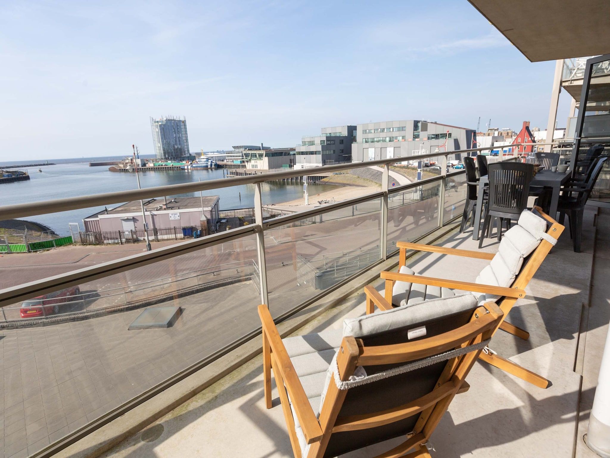 De buitenkant van Scheveningen Harbour 62 in Den Haag