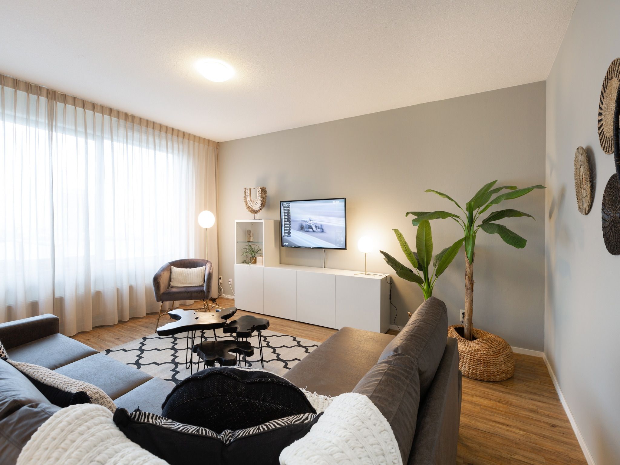 De woonkamer van Scheveningen Harbour 62 in Den Haag