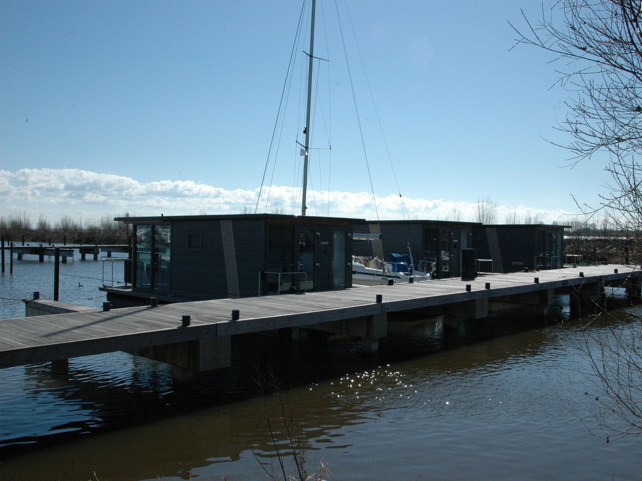 De buitenkant van Boot Zonder Naam in Volendam