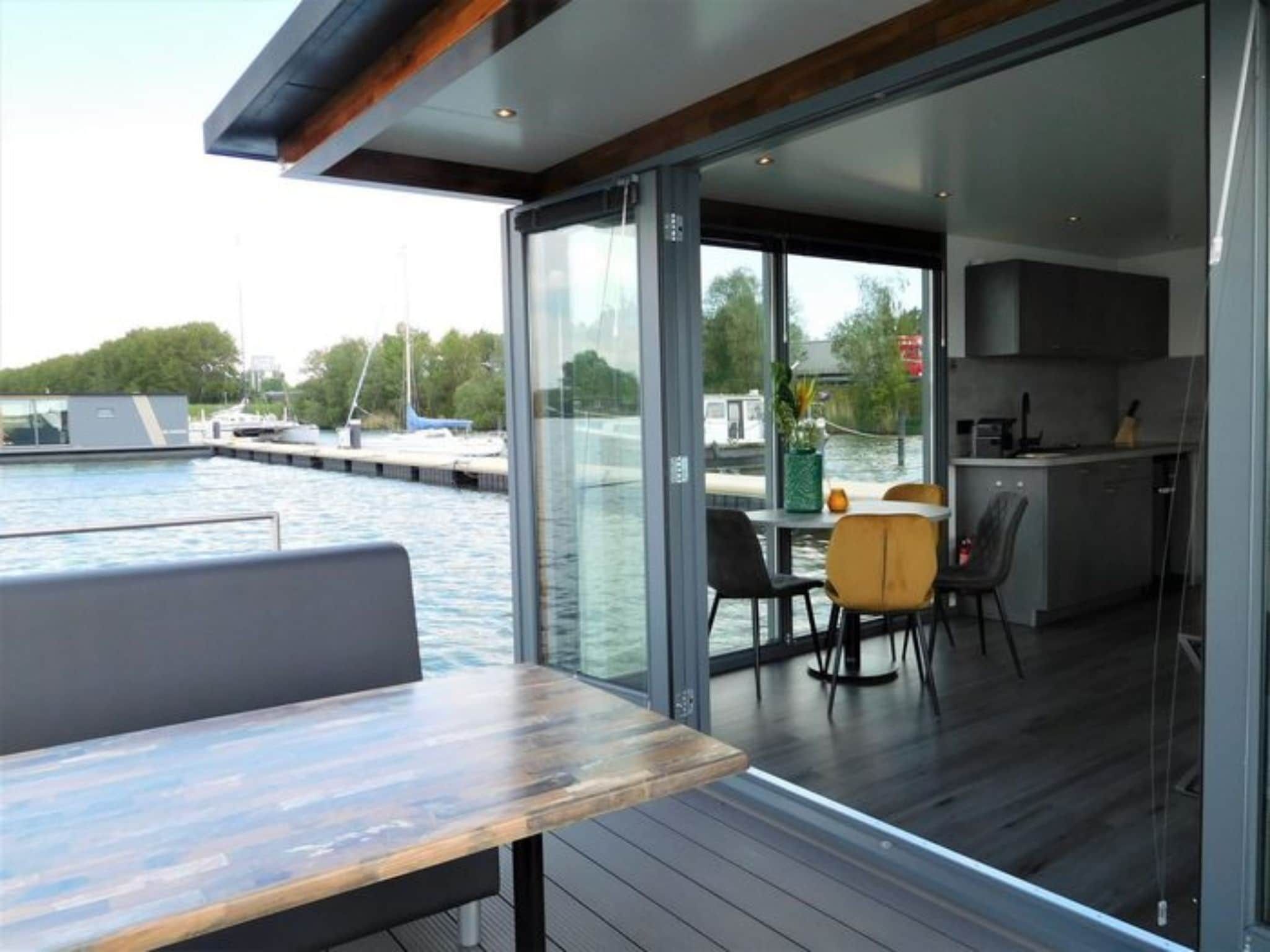 Het terras van Boot Zonder Naam in Volendam