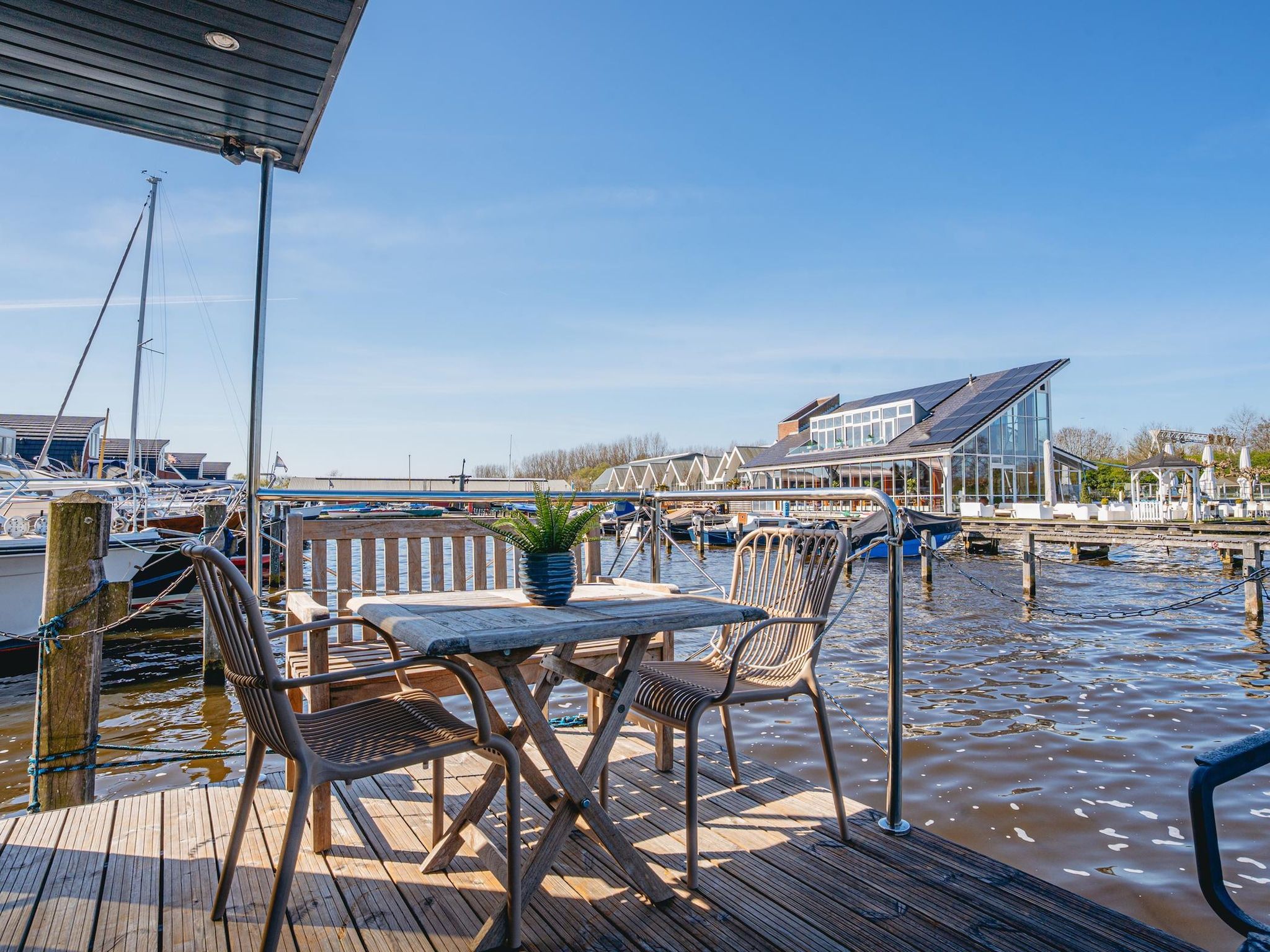 Het terras van Waterpark de Meerparel 10 in Uitgeest