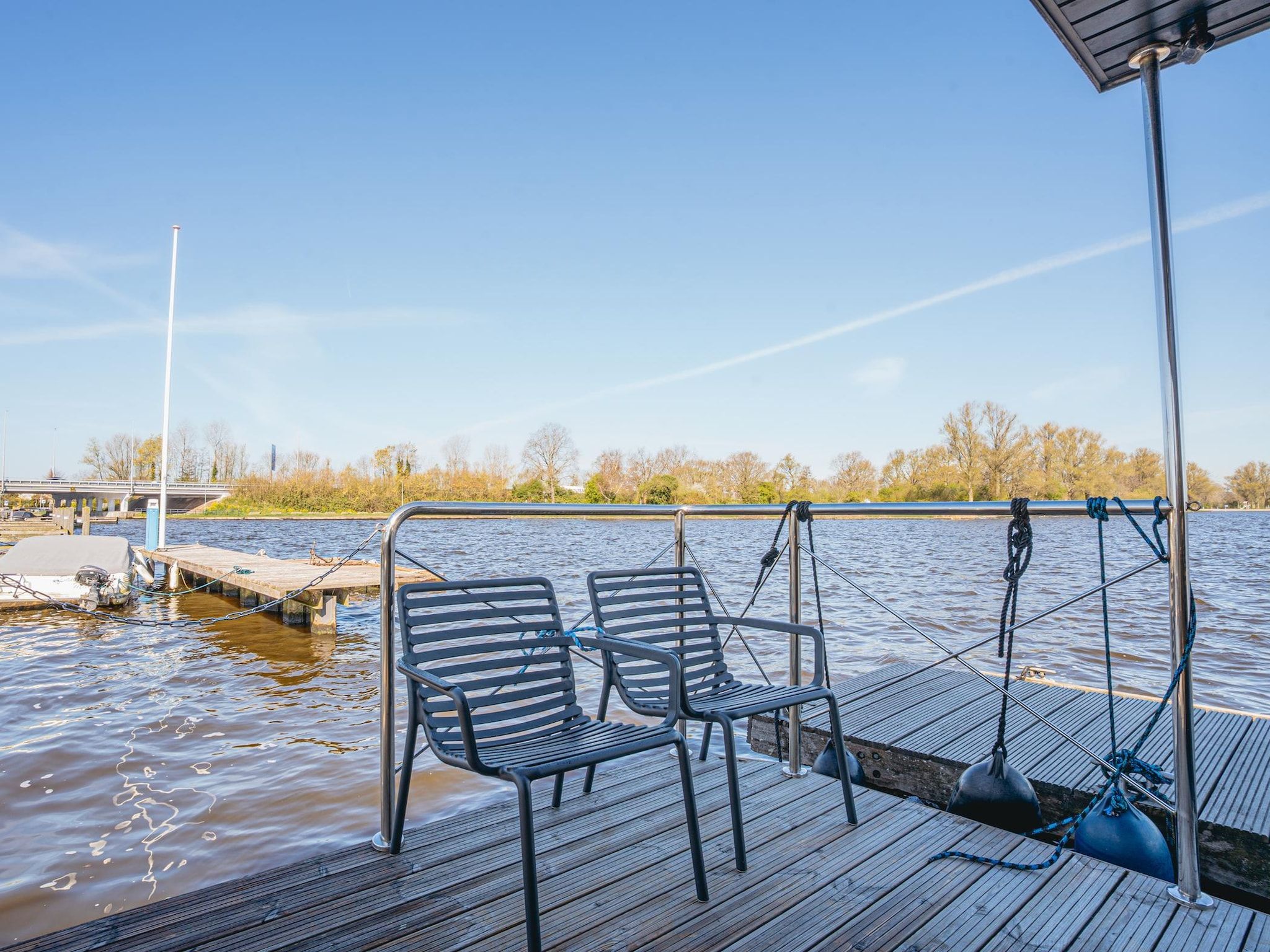 Het terras van Waterpark de Meerparel 10 in Uitgeest