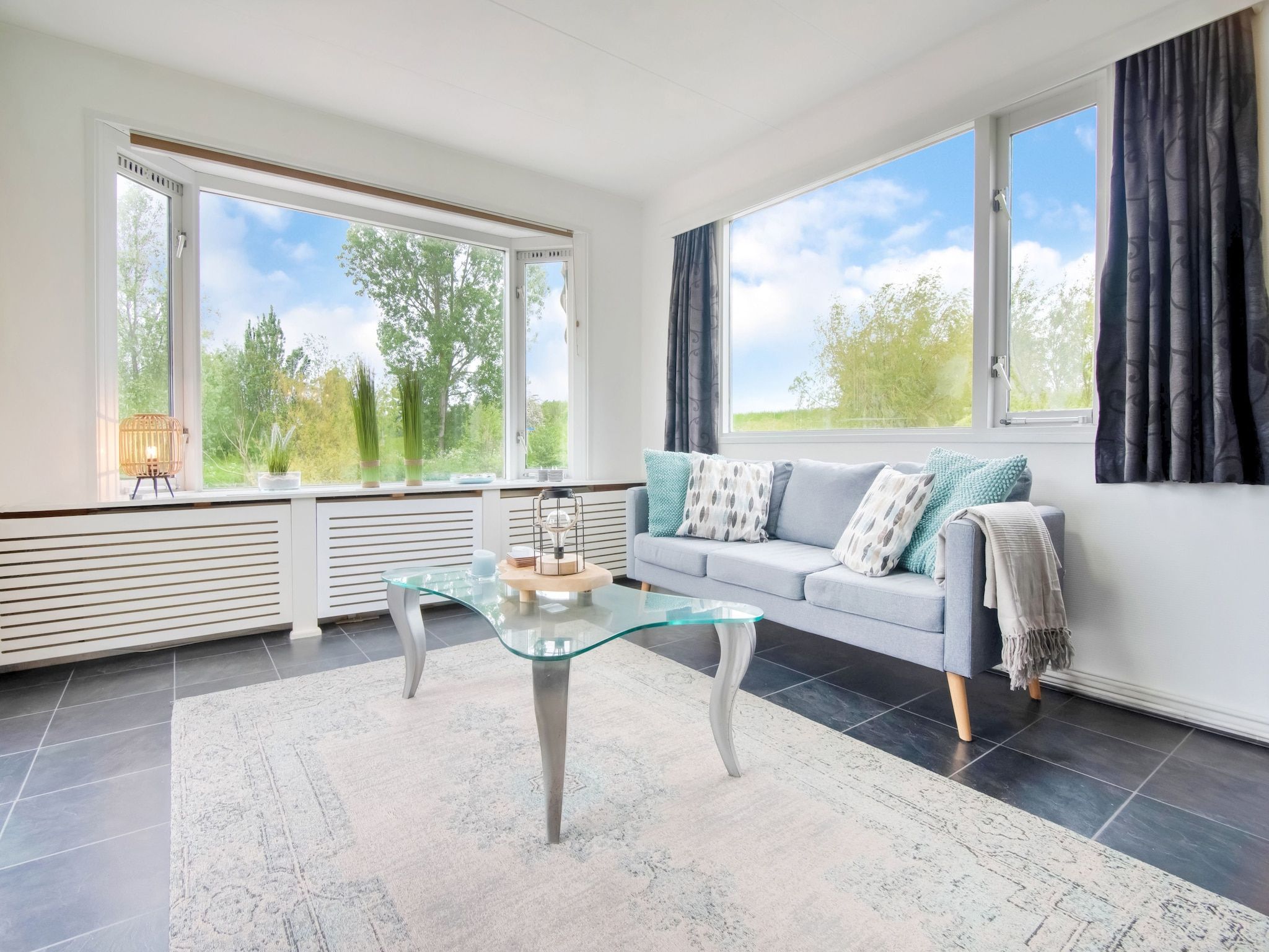 De woonkamer van Villa Avondrood in Ooltgensplaat