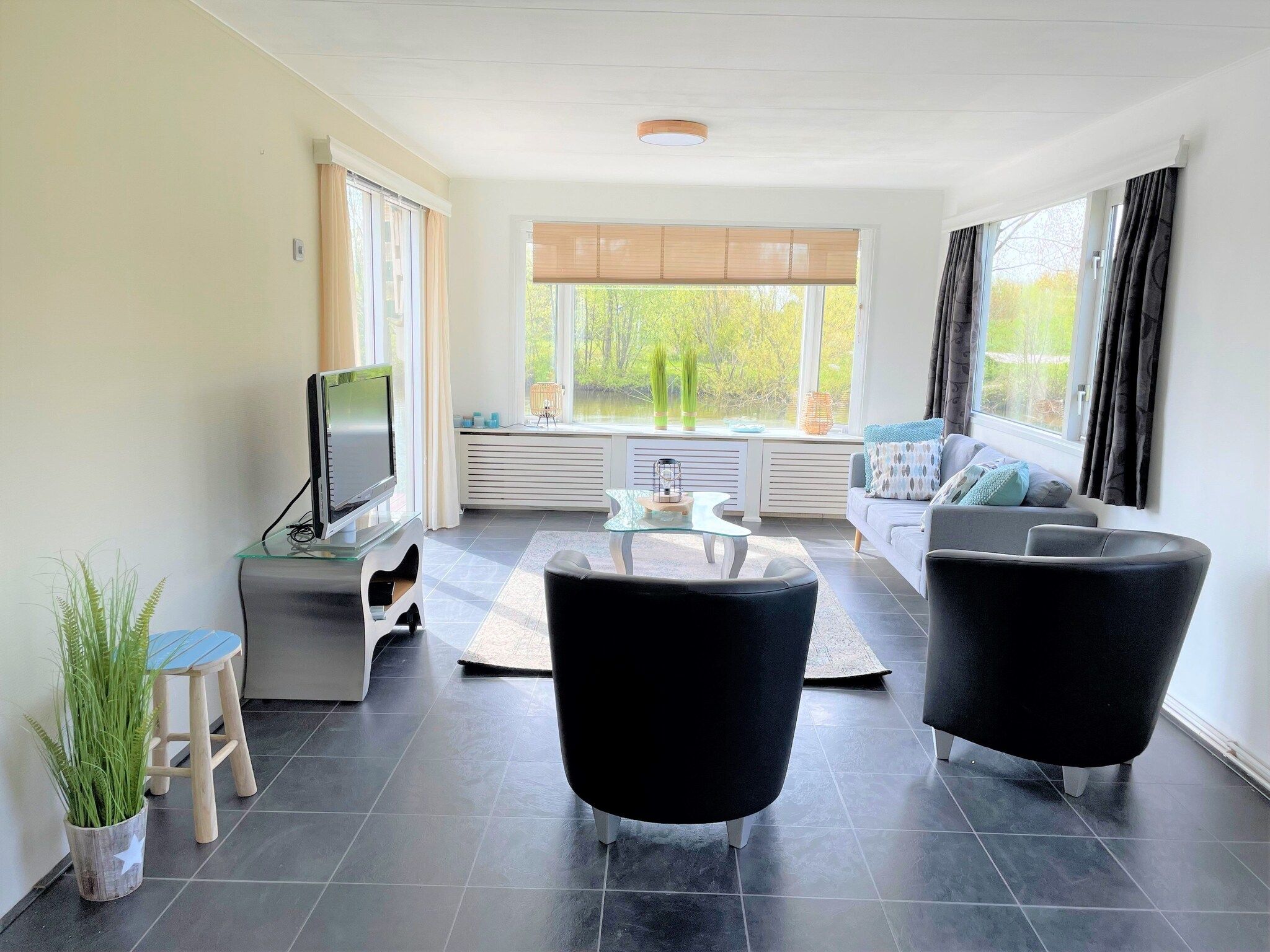 De woonkamer van Villa Avondrood in Ooltgensplaat