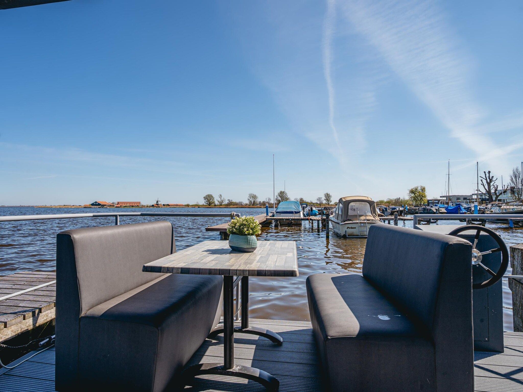 Het terras van Waterpark de Meerparel 11 in Uitgeest