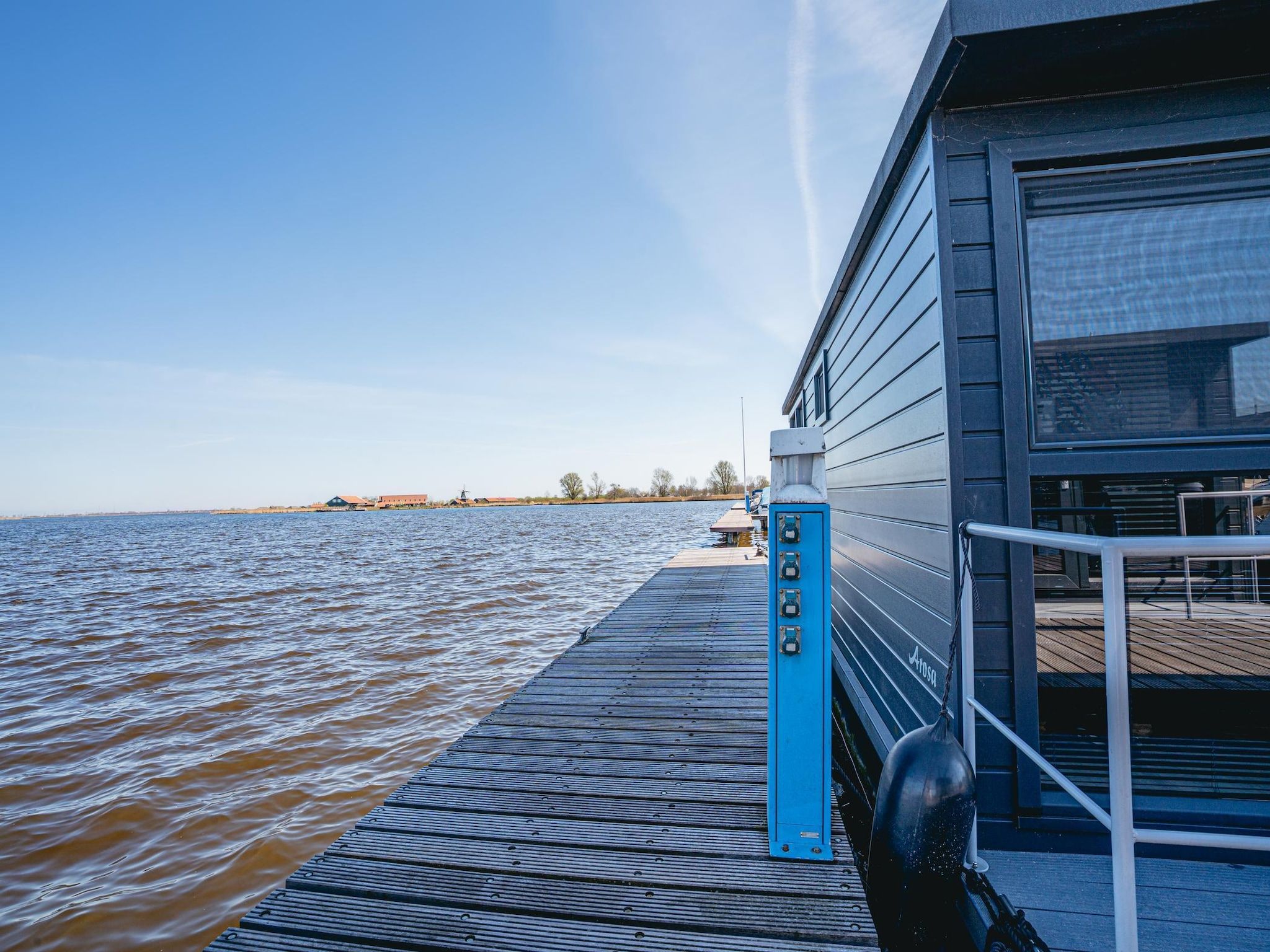Het terras van Waterpark de Meerparel 11 in Uitgeest