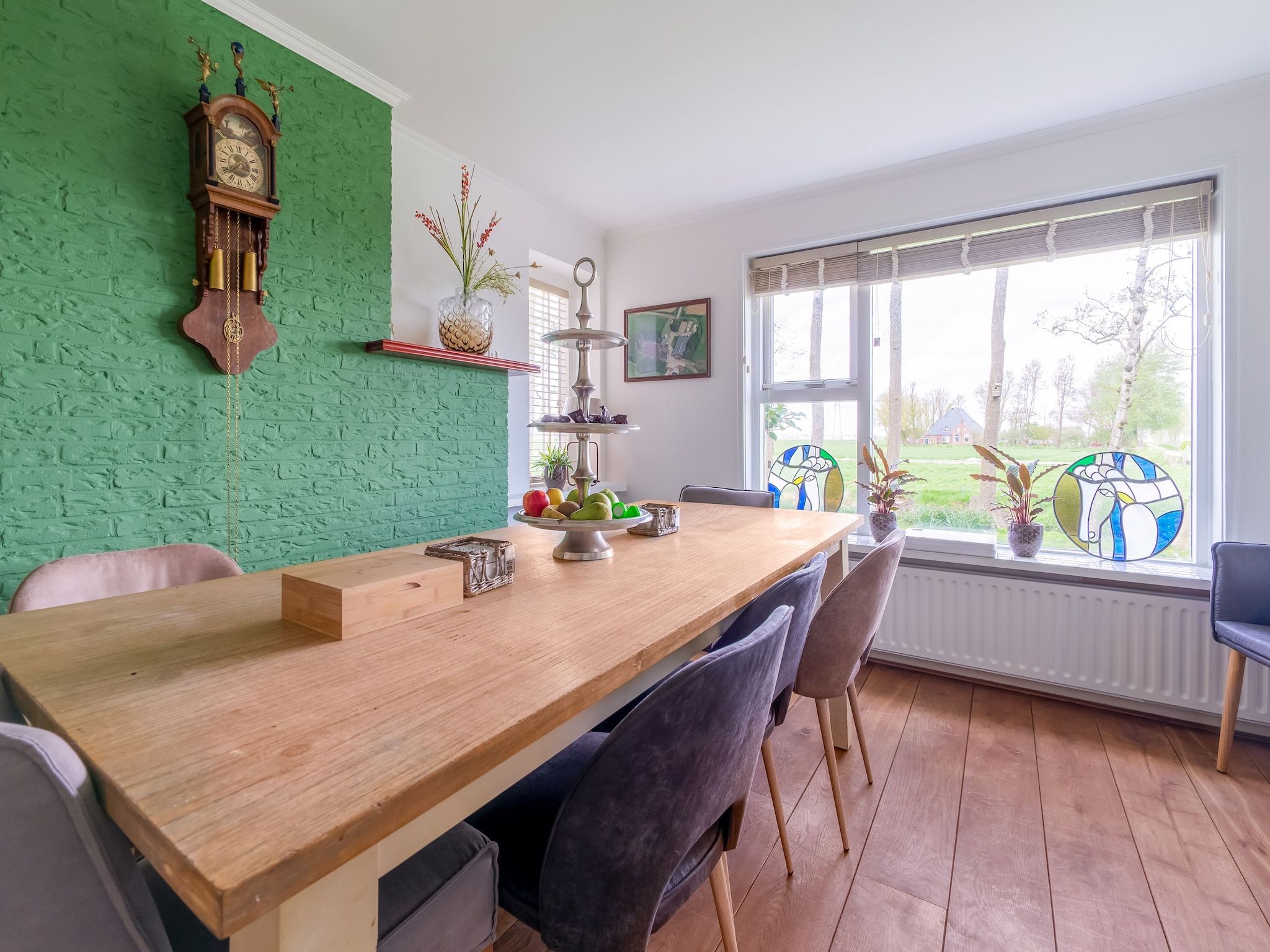 De eetkamer van Gezellige Boerderij met chalet in Friesland in Suwald
