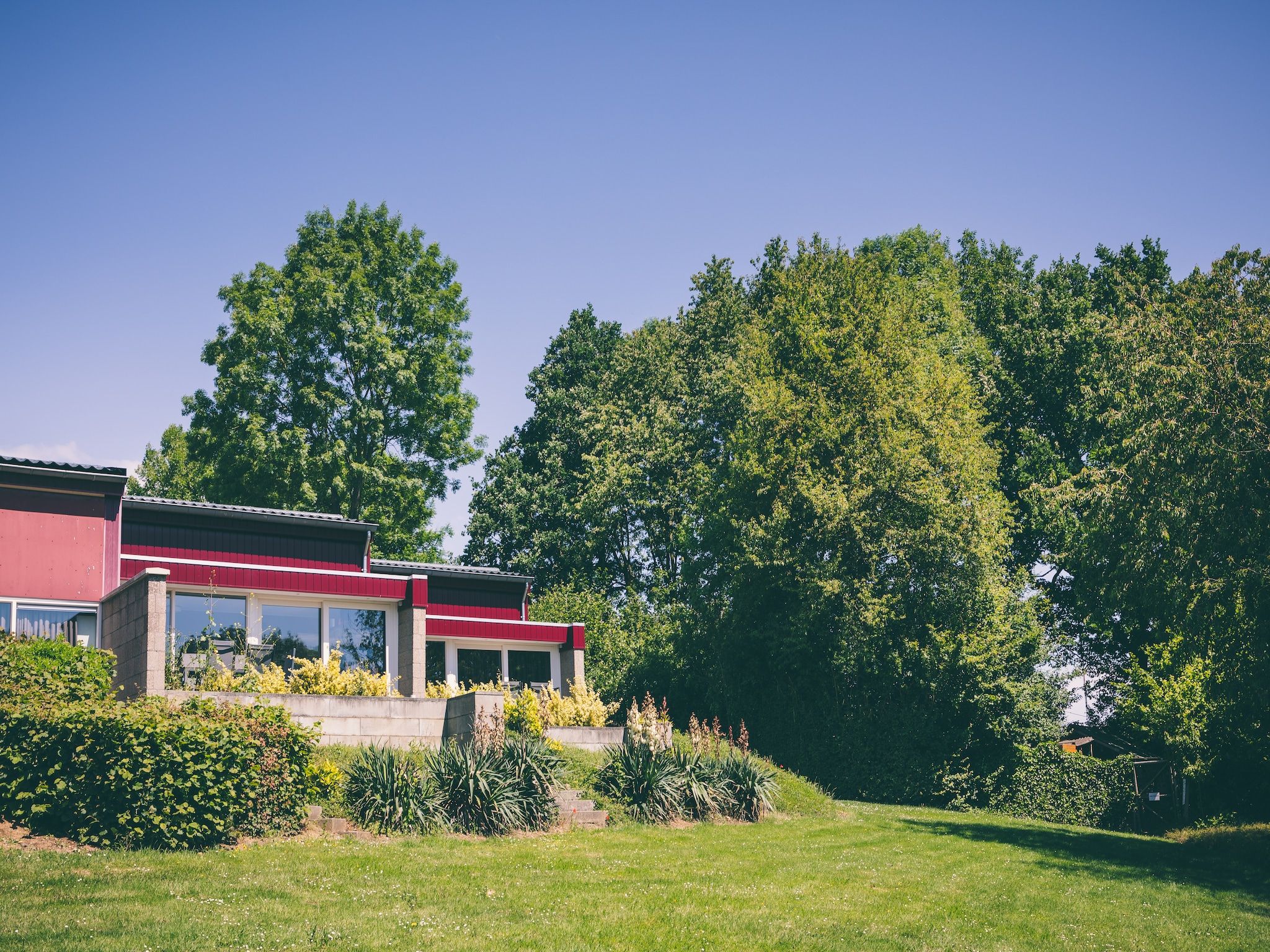De tuin van Bungalowpark Schin op Geul 14 in Walem