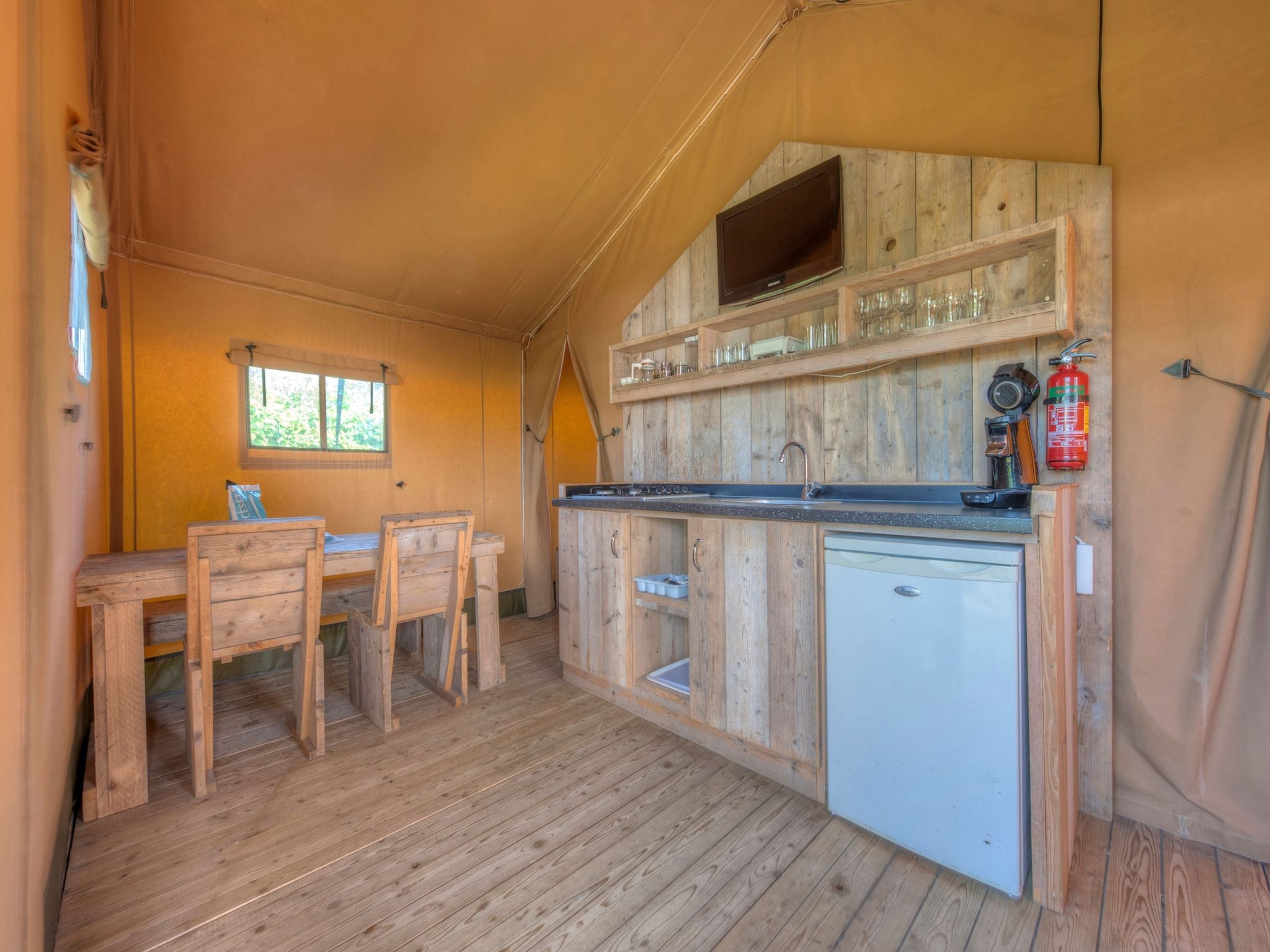De woonkamer van Vakantiepark de Katjeskelder 19 in Oosterhout
