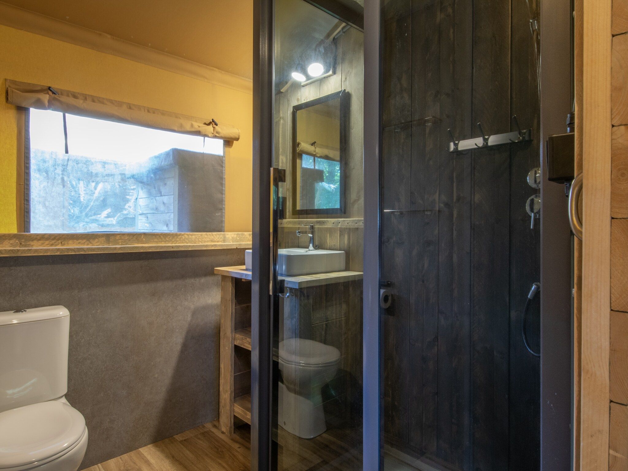 De badkamer van Vakantiepark Klein Vink 21 in Arcen