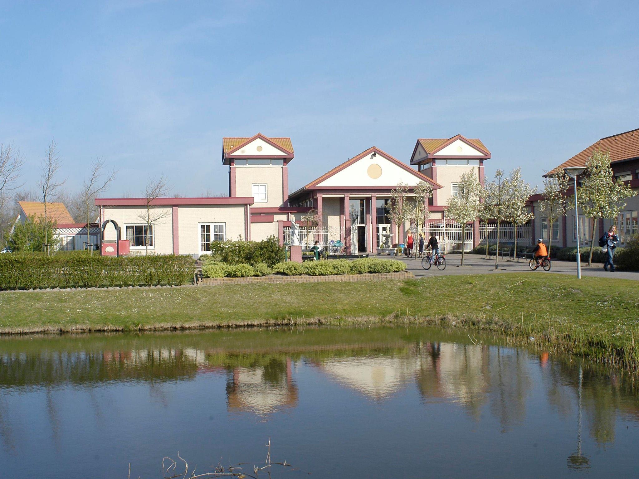De buitenkant van Vakantiepark Zeeland Village 1 in Scharendijke