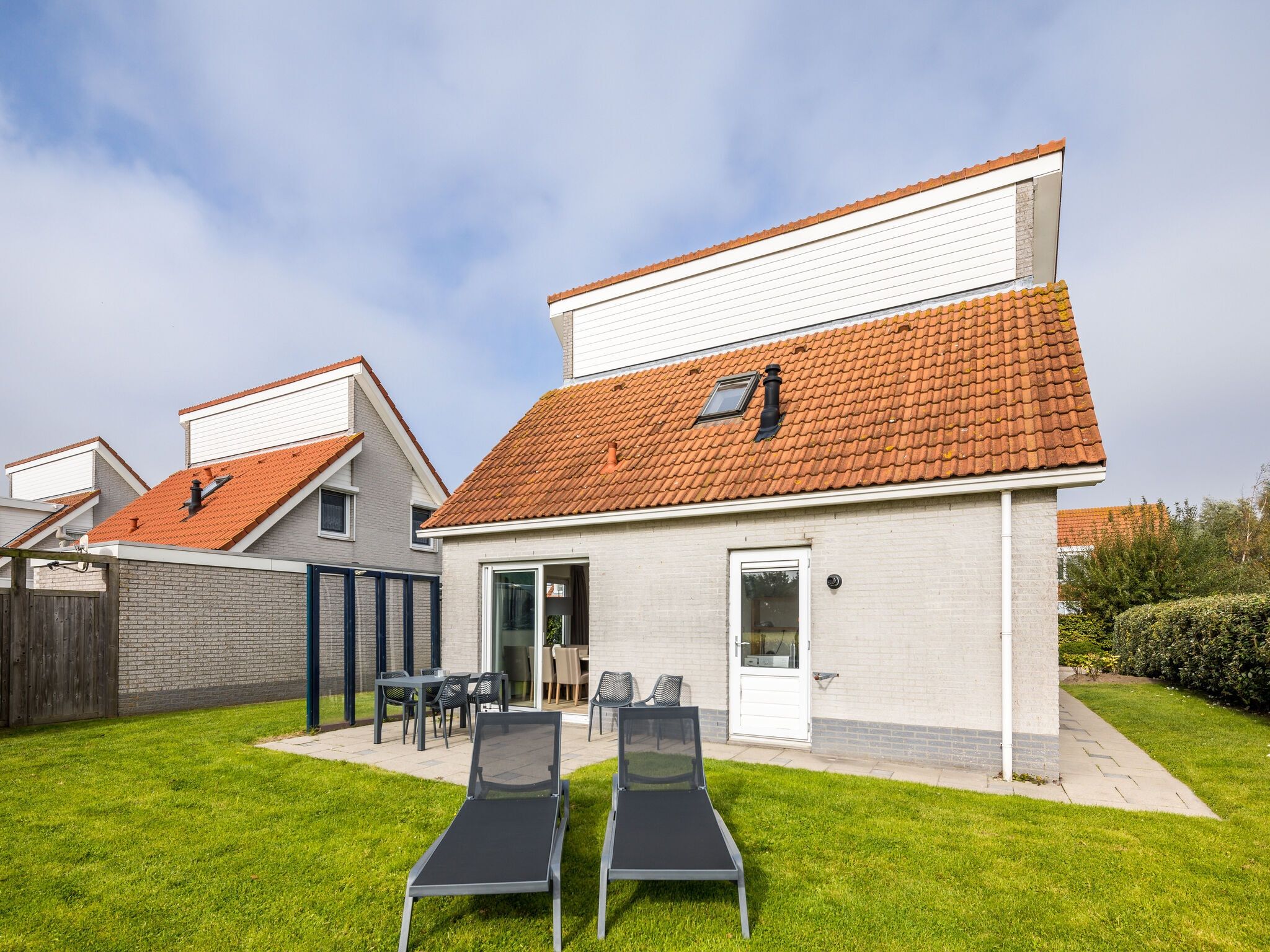 De buitenkant van Vakantiepark Zeeland Village 1 in Scharendijke