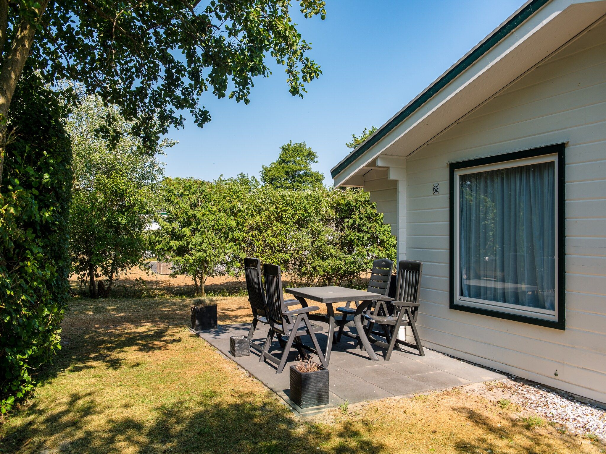 Het terras van Vakantiepark Boomhiemke 16 in Hollum