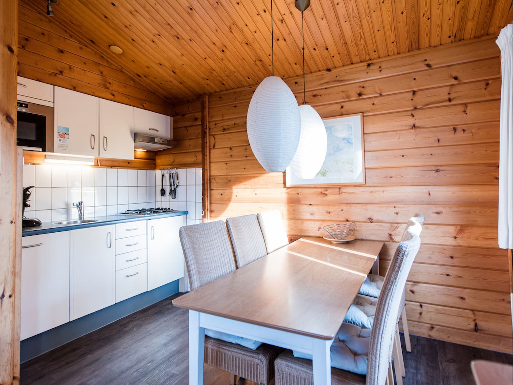 De eetkamer van Vakantiepark Boomhiemke 16 in Hollum