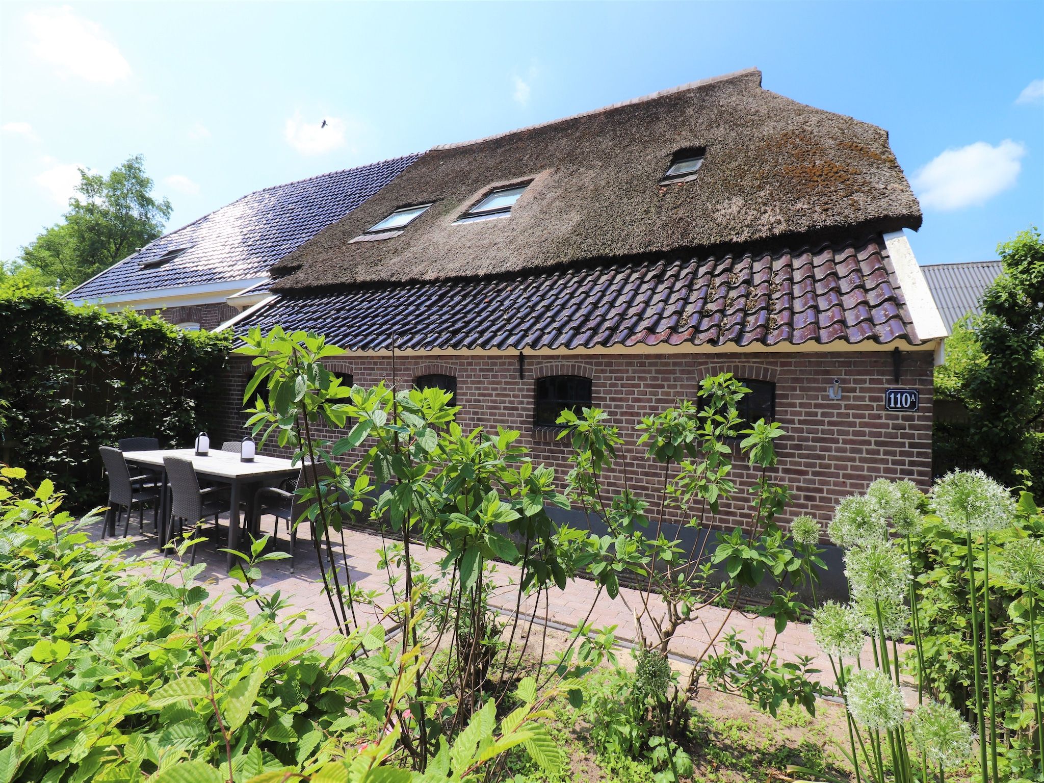 De tuin van Woonboerderij Bij Erve Mulder in Dalerveen