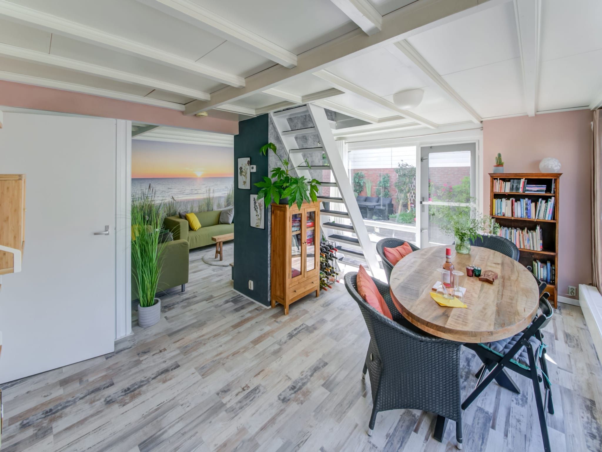 De eetkamer van Casa Mare in Noordwijkerhout