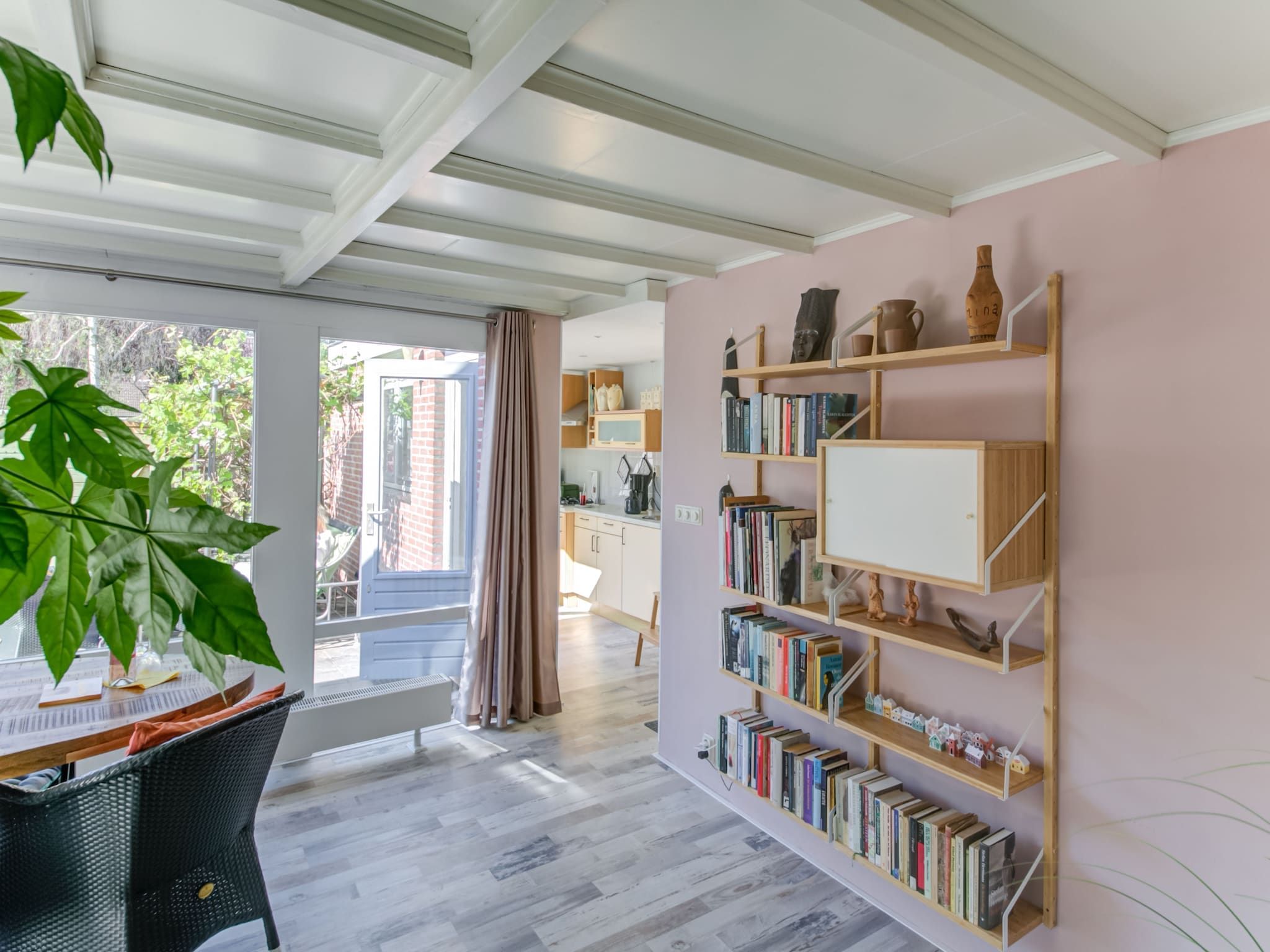 De eetkamer van Casa Mare in Noordwijkerhout