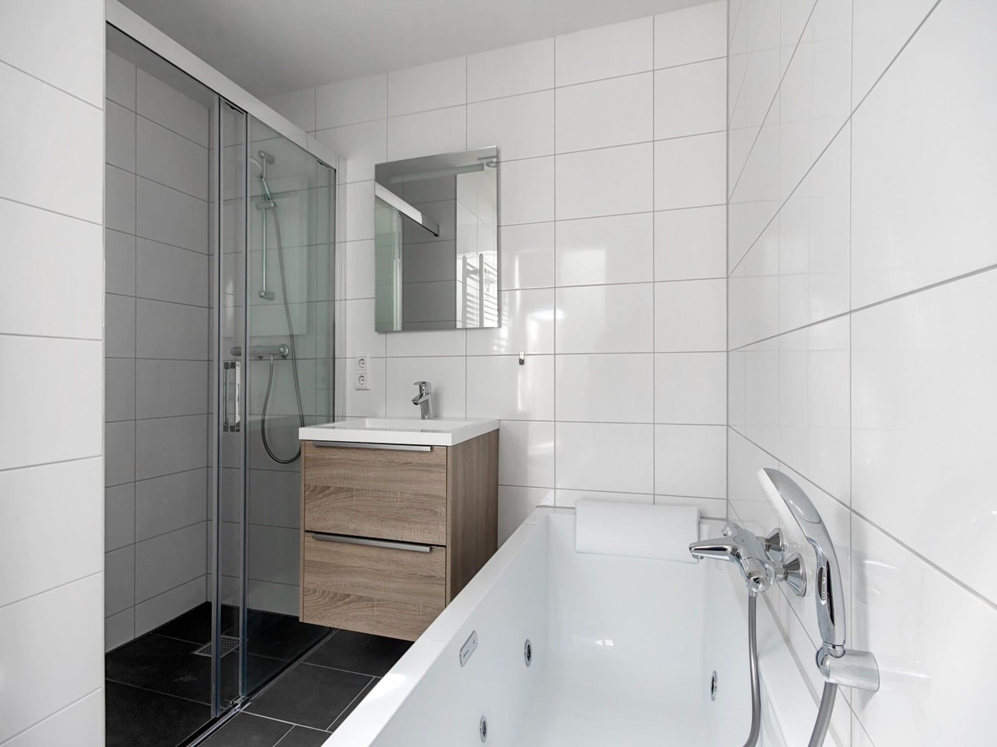 De badkamer van Bungalowpark Schin op Geul 15 in Walem