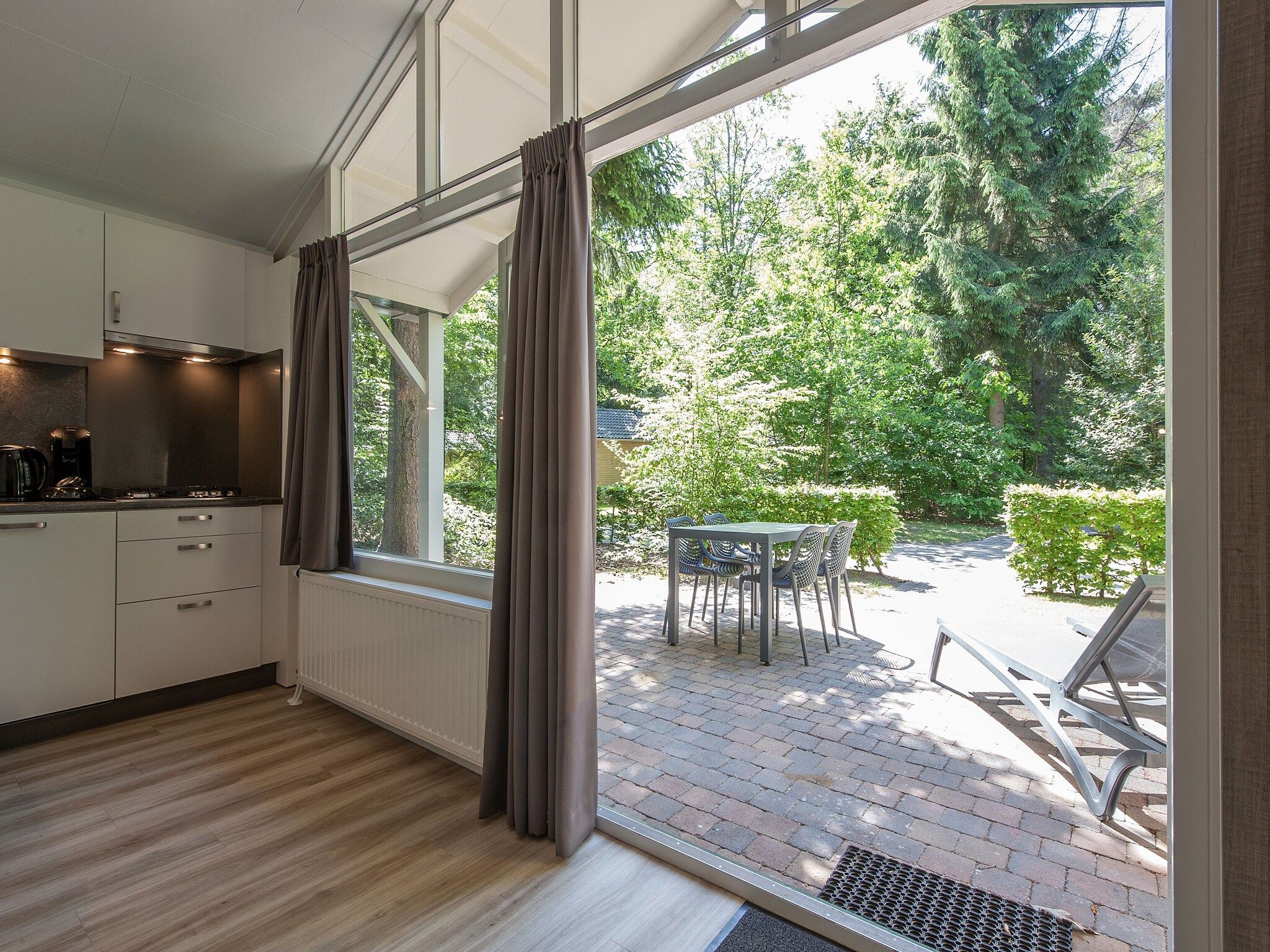 Het terras van Bospark de Schaapskooi 9 in Wissel/Epe