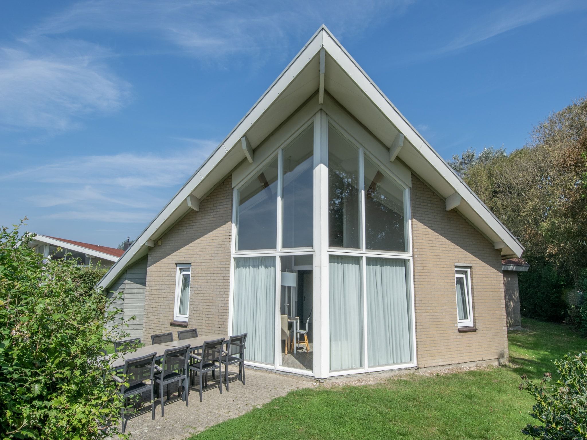 Het terras van Vakantiepark Hof Domburg 25 in Domburg