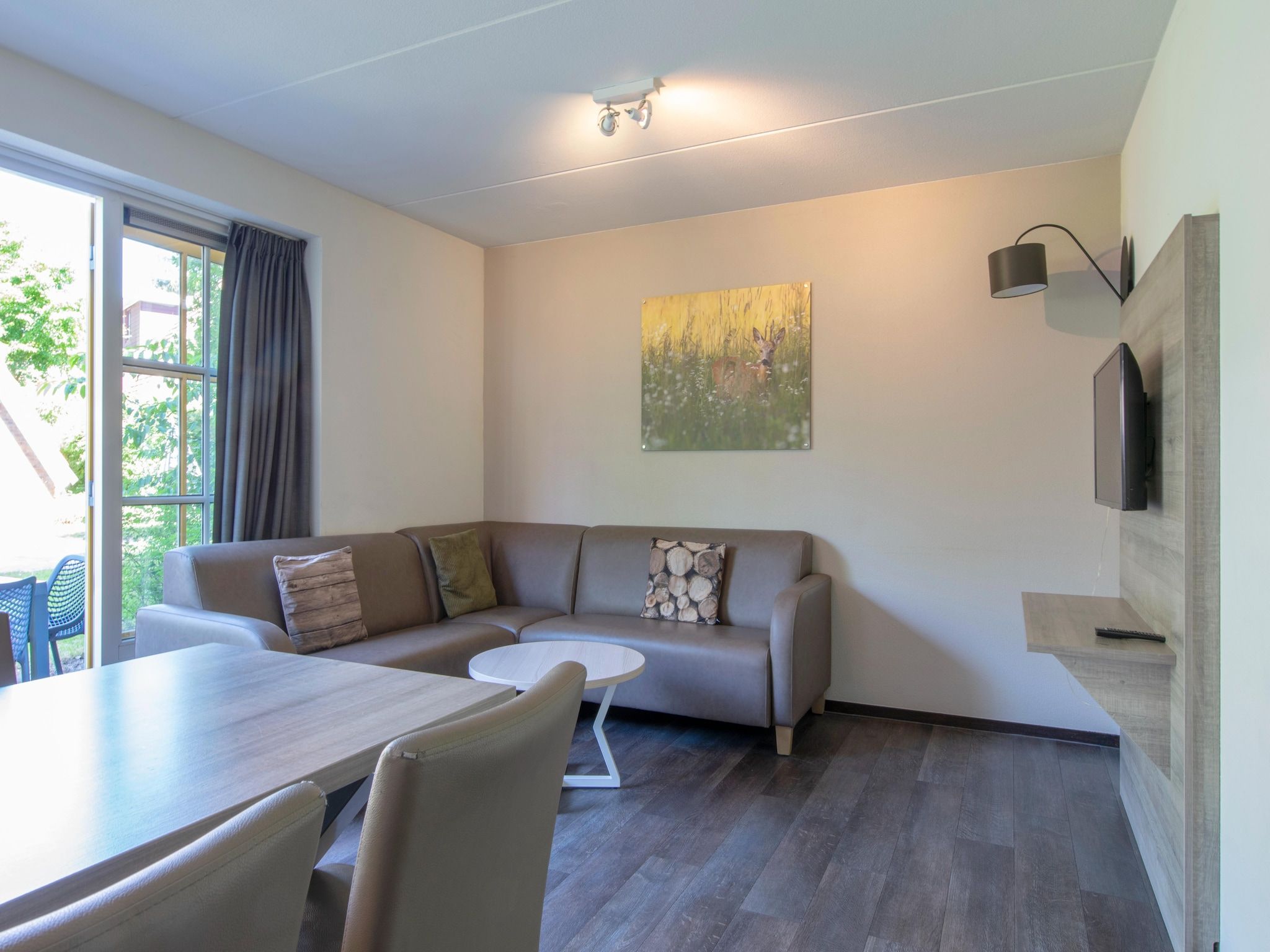 De woonkamer van Vakantiepark de Katjeskelder 16 in Oosterhout