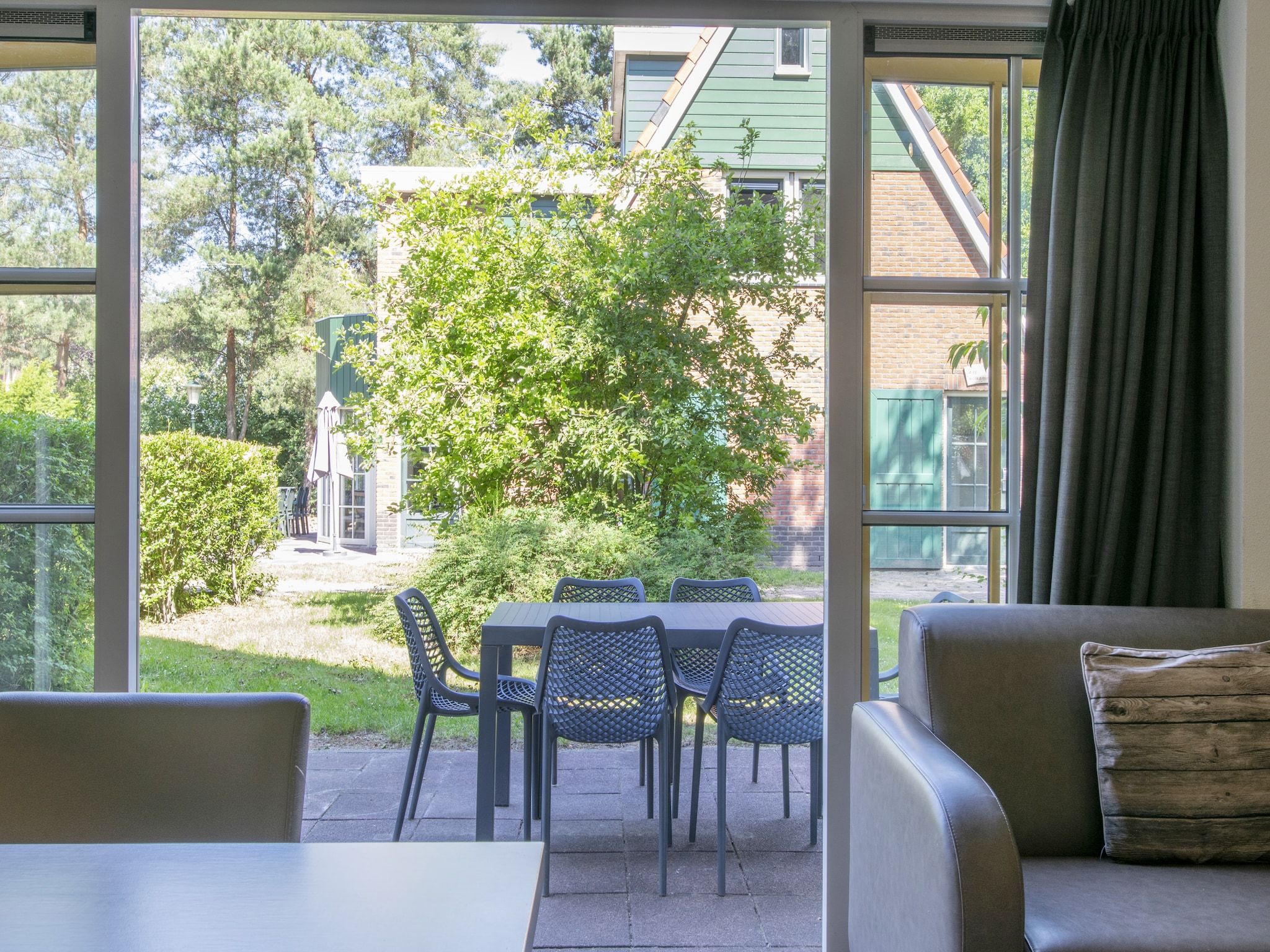 Het terras van Vakantiepark de Katjeskelder 16 in Oosterhout