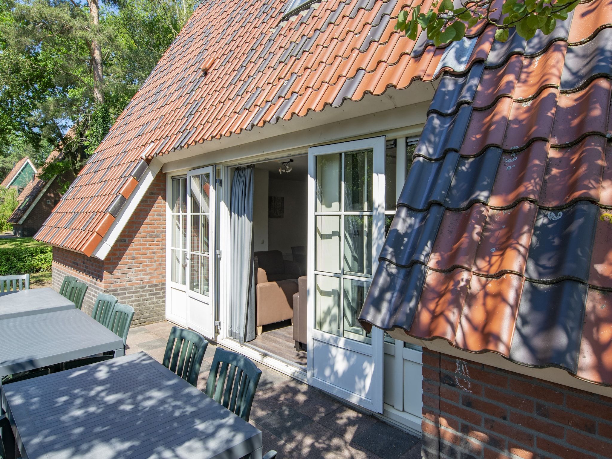 Het terras van Vakantiepark de Katjeskelder 18 in Oosterhout