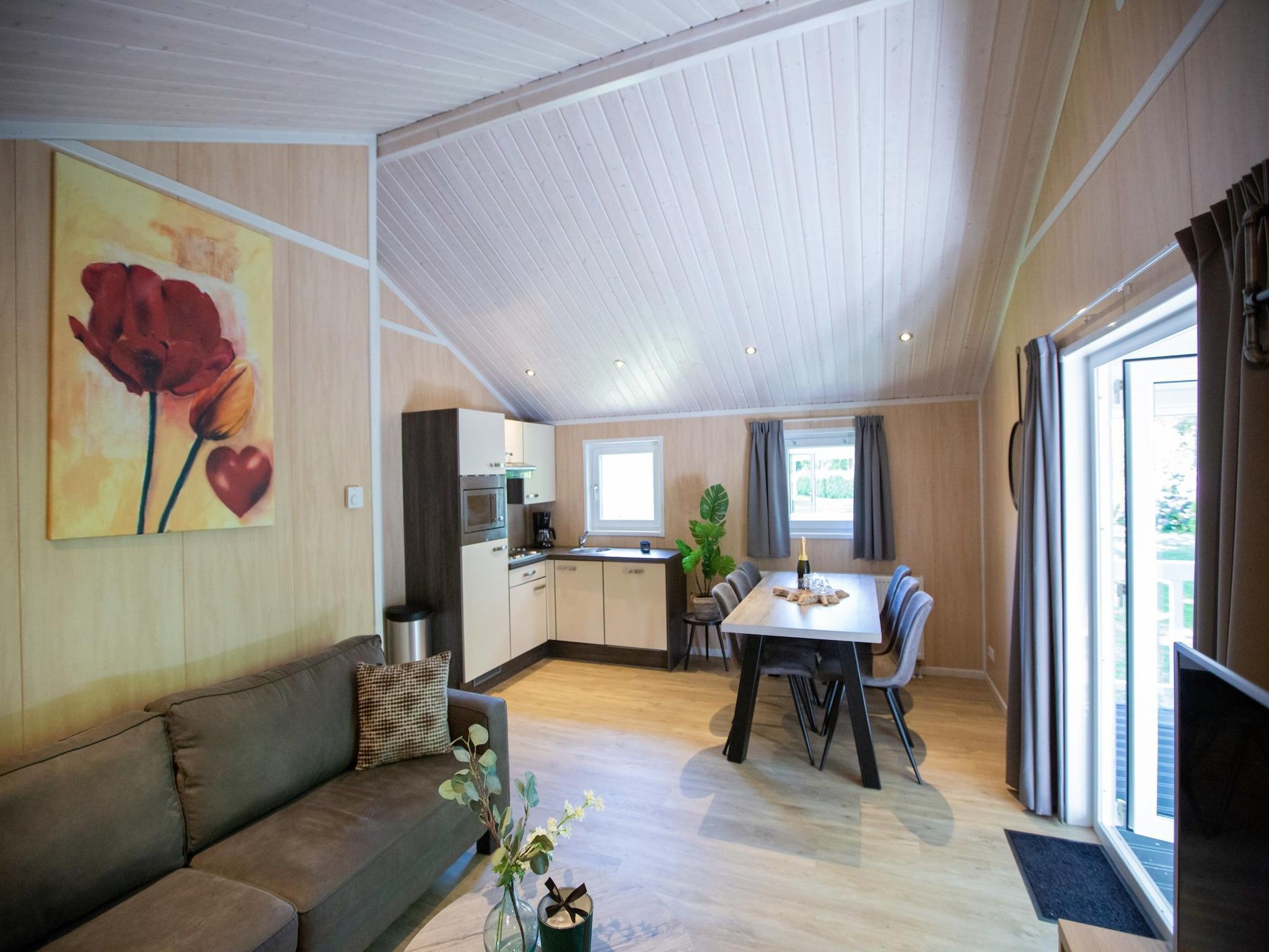 De eetkamer van Vakantiepark Latour 3 in Oirschot