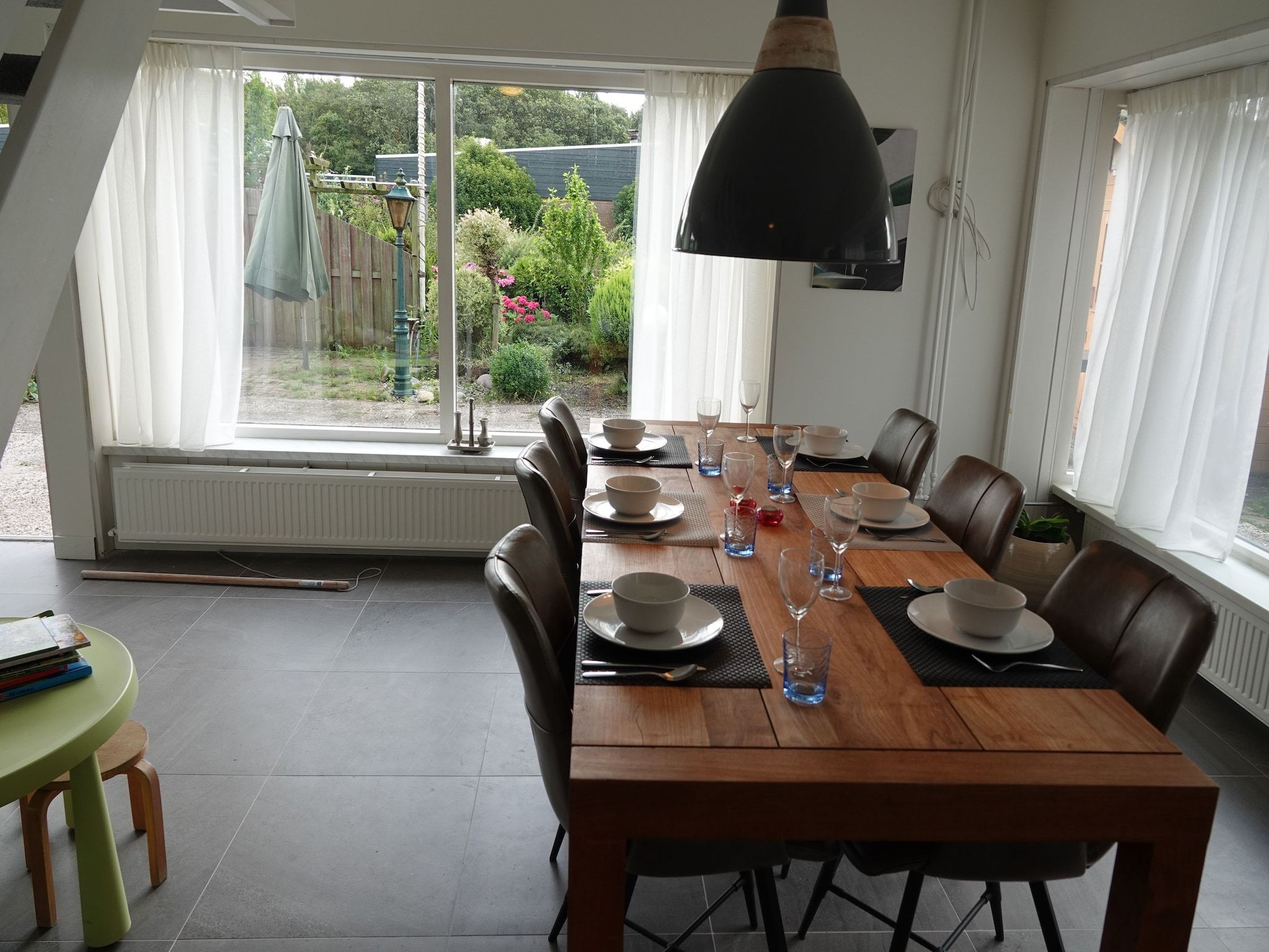 De eetkamer van Relaxing Summer in Noordwijkerhout