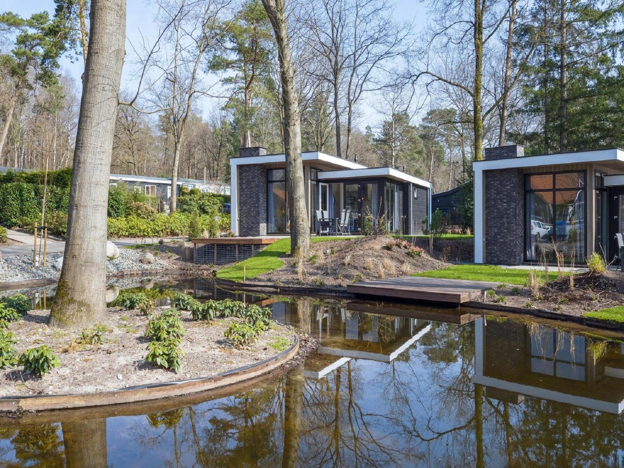 De buitenkant van Vakantiepark De Rimboe & De Woeste Hoogte 24 in Hoenderloo