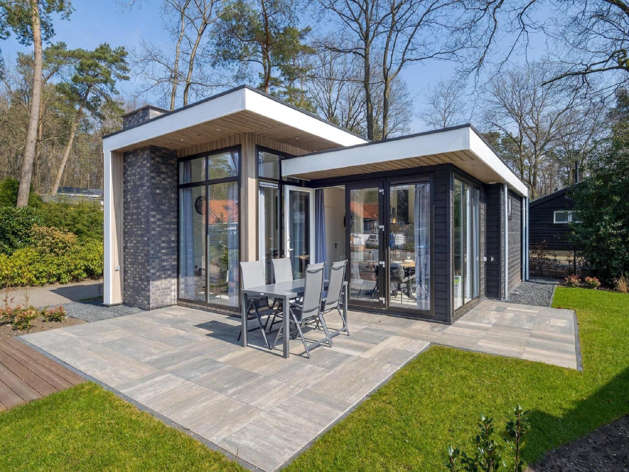 De buitenkant van Vakantiepark De Rimboe & De Woeste Hoogte 24 in Hoenderloo