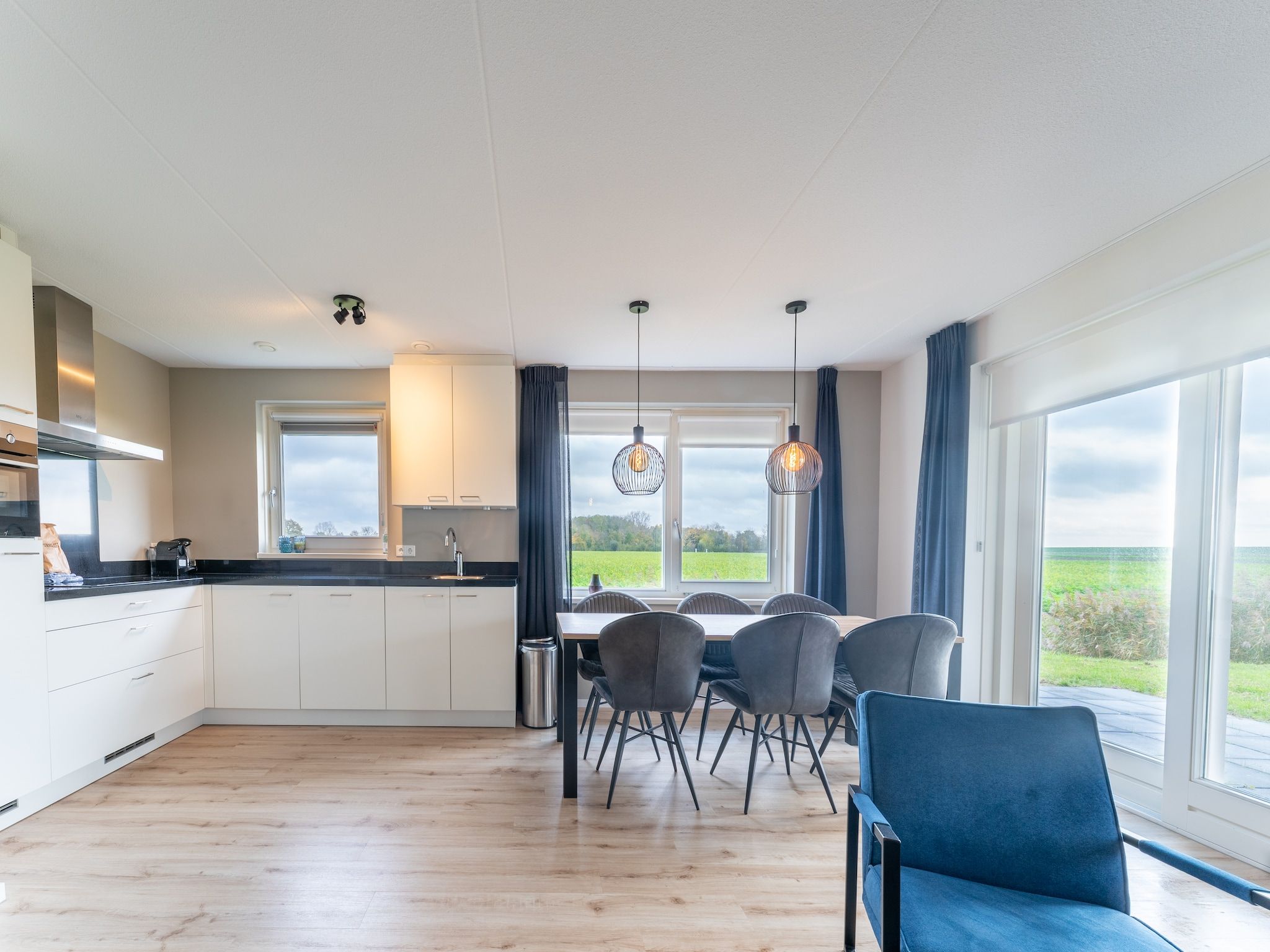 De eetkamer van De Kokmeeuw Huis Nr 11 in Scherpenisse