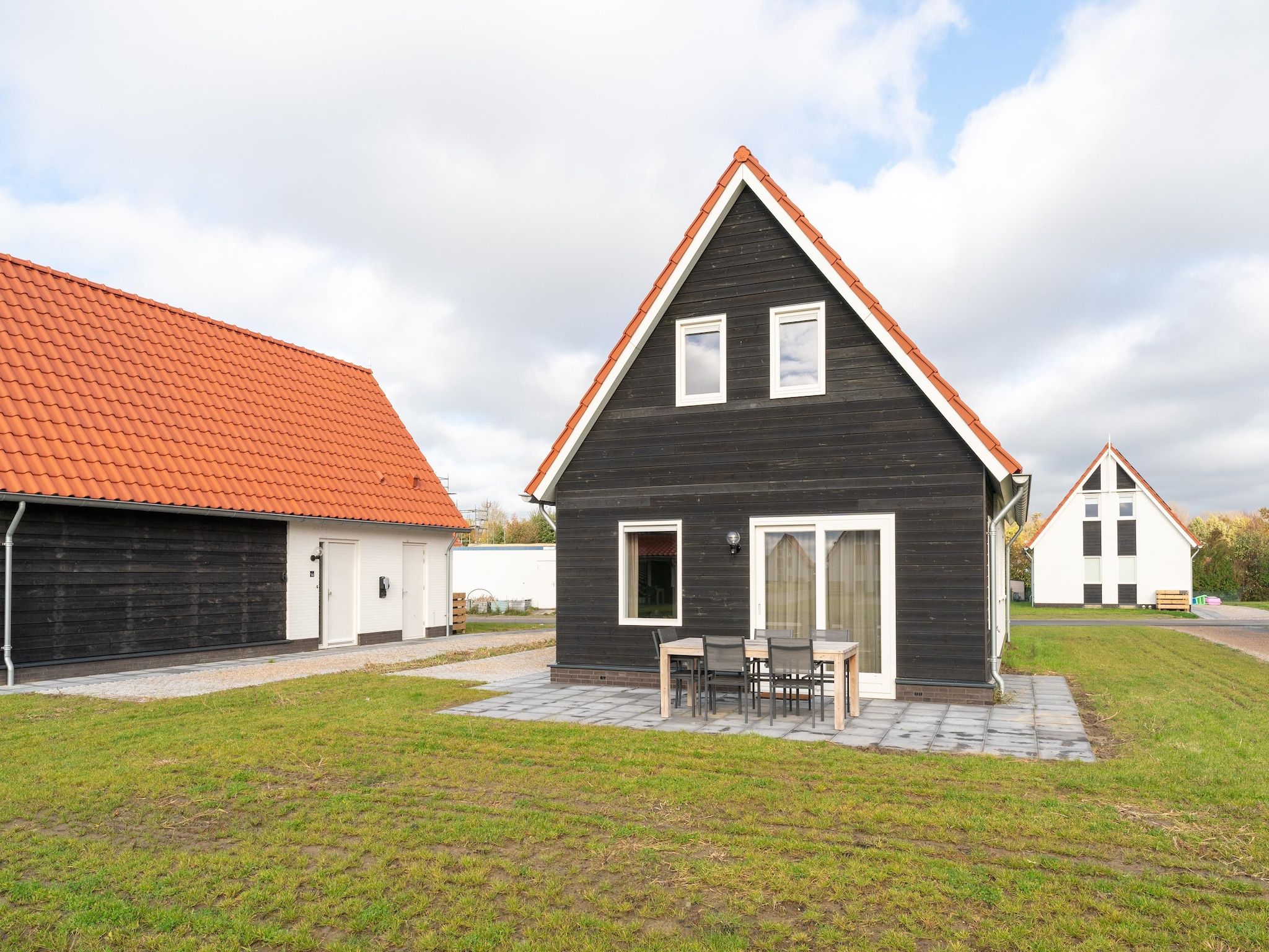 De buitenkant van De Lepelaar Huis Nr 13 in Scherpenisse