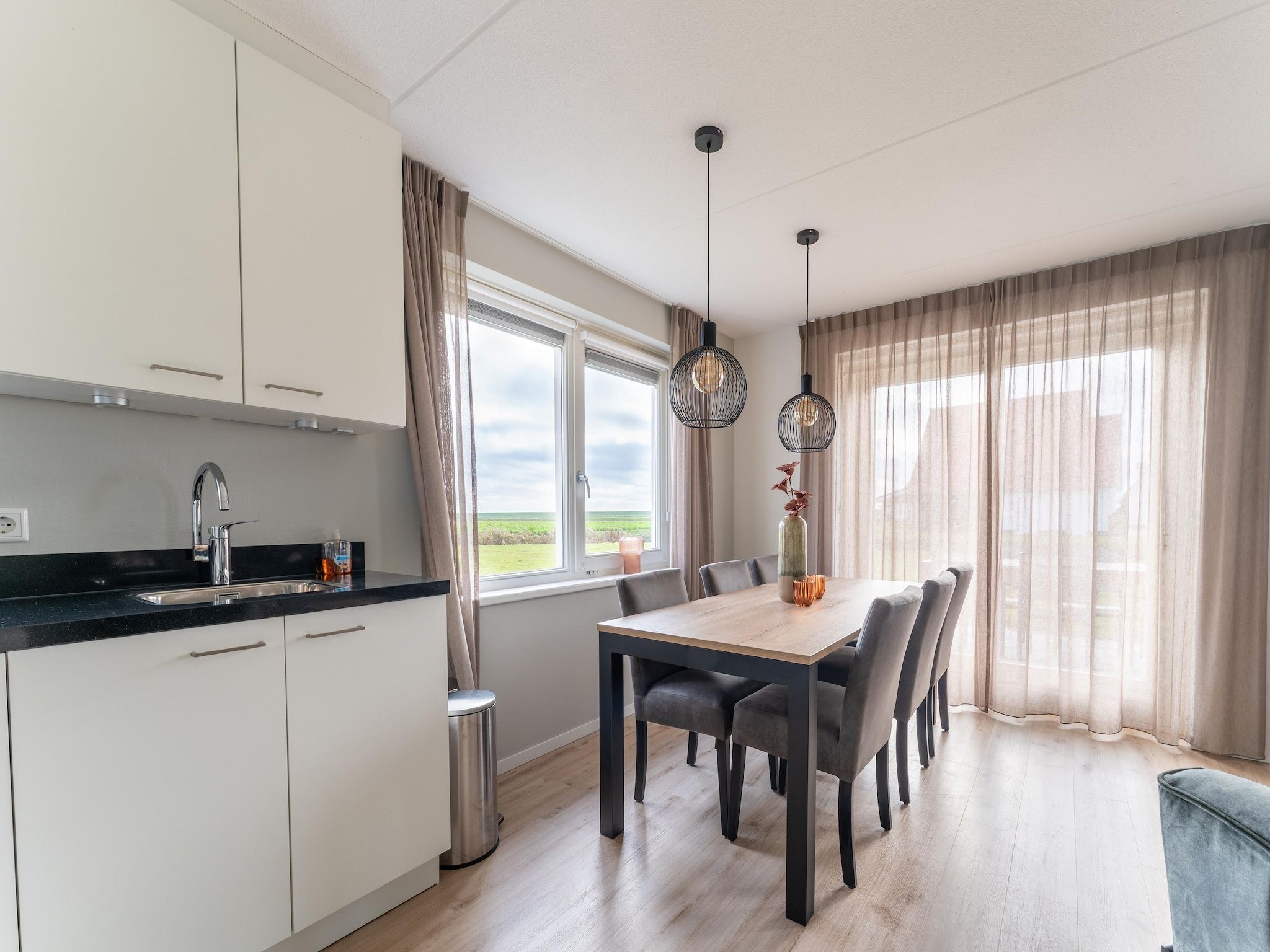 De eetkamer van De Lepelaar Huis Nr 13 in Scherpenisse