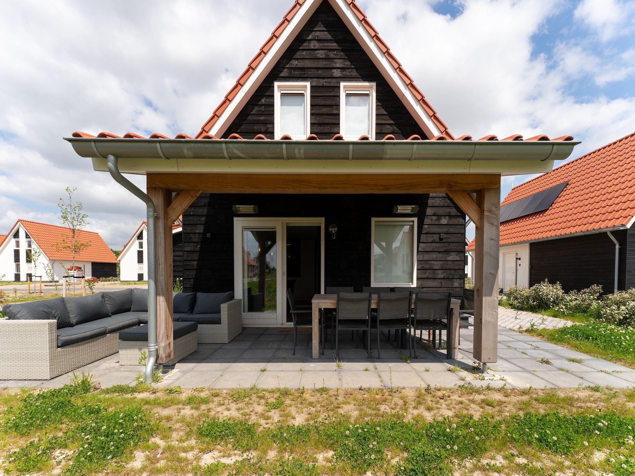 Het terras van De Scholekster Huis Nr 14 in Scherpenisse
