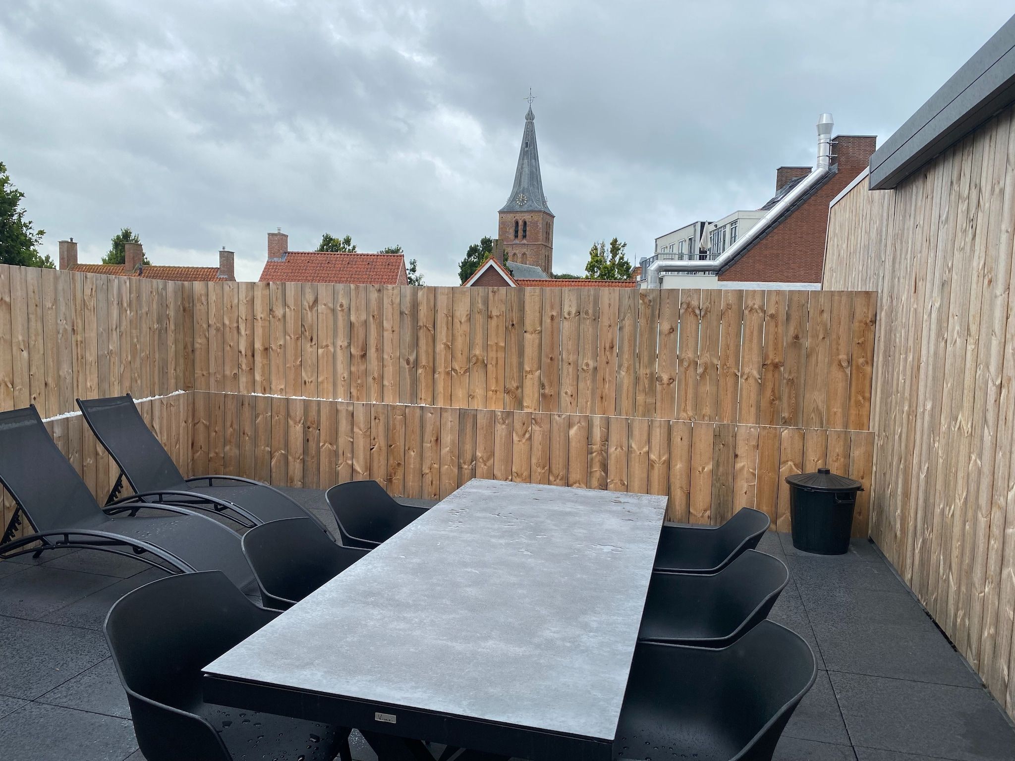 Het terras van Ooststraat 8a in Domburg