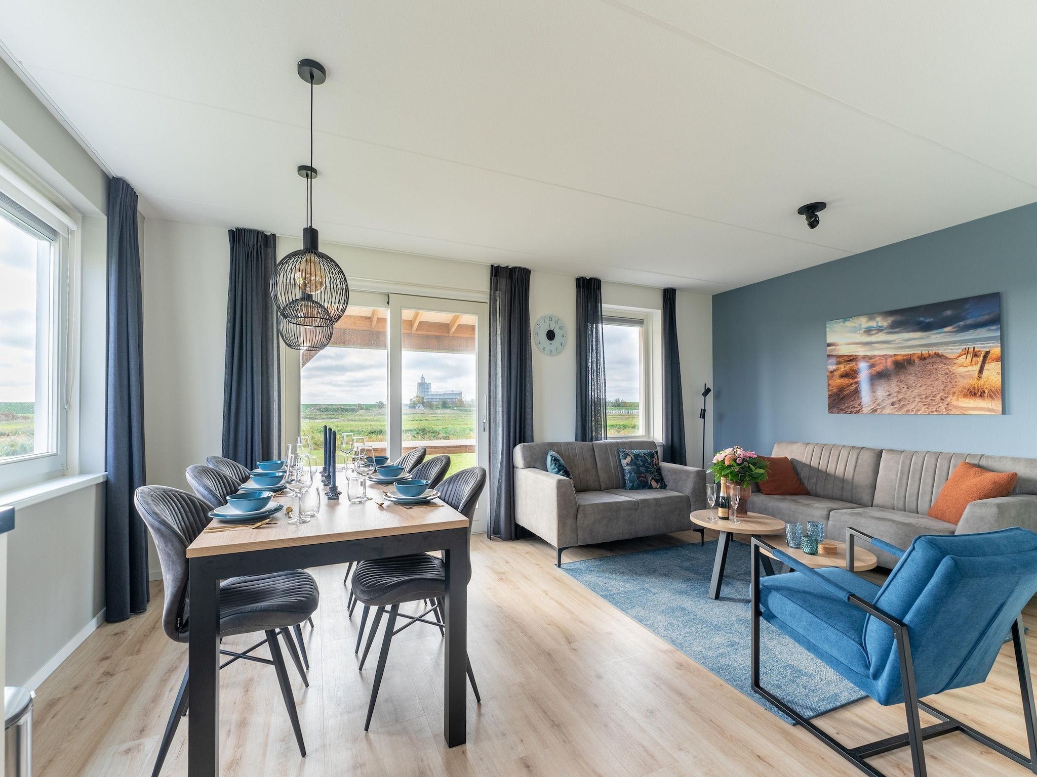 De eetkamer van De Wulp Huis Nr 50 in Scherpenisse