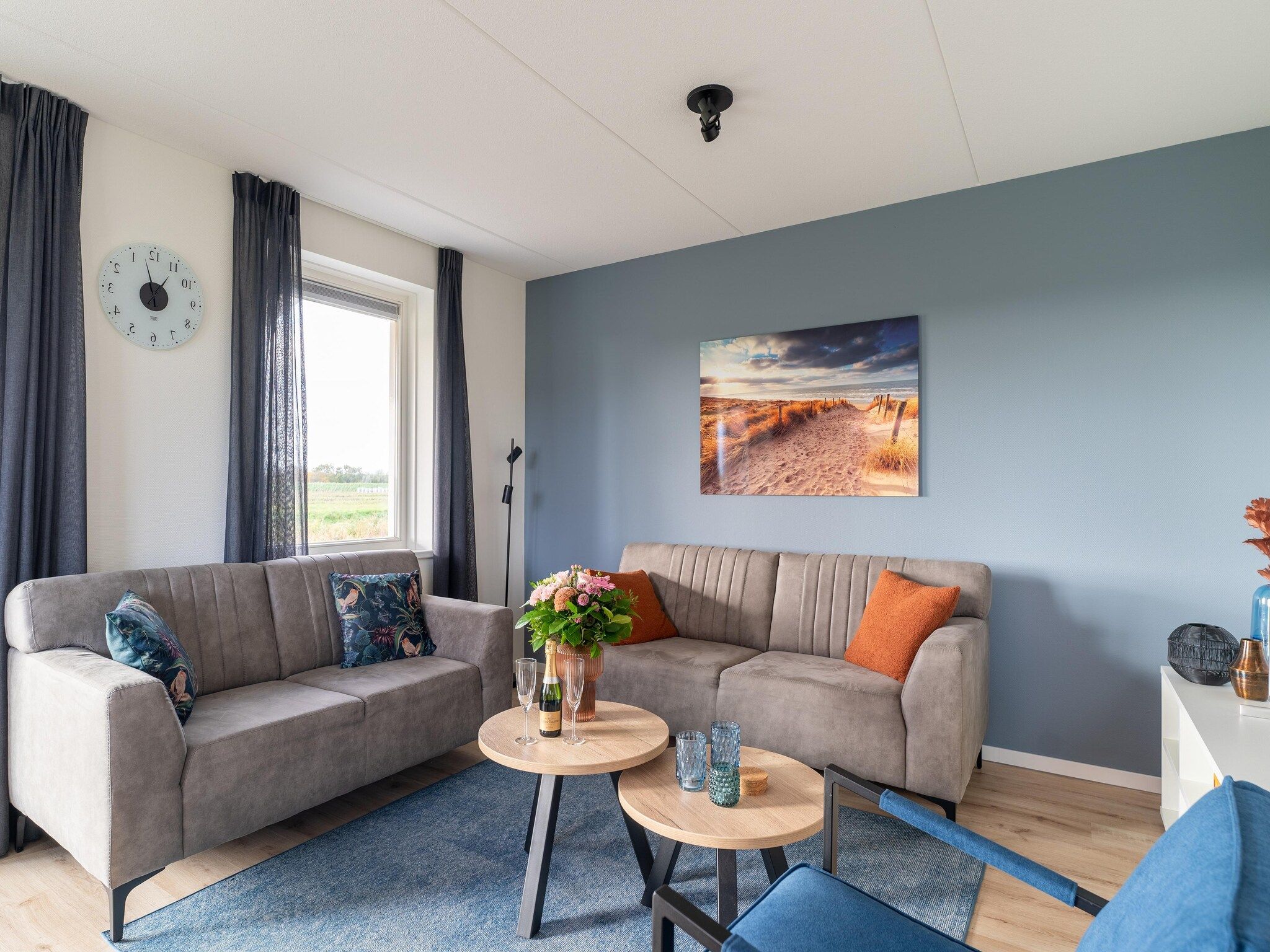 De woonkamer van De Wulp Huis Nr 50 in Scherpenisse