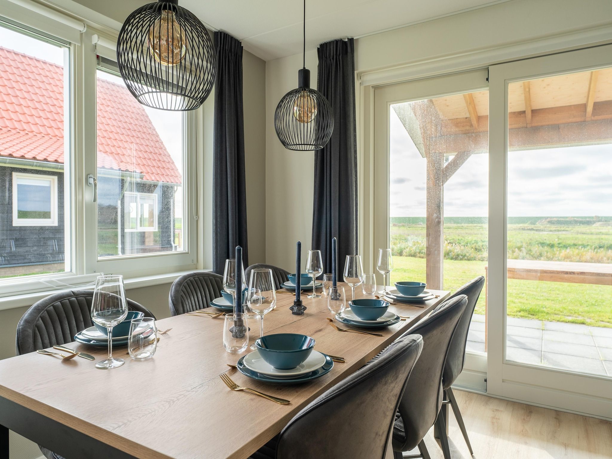 De eetkamer van De Wulp Huis Nr 50 in Scherpenisse