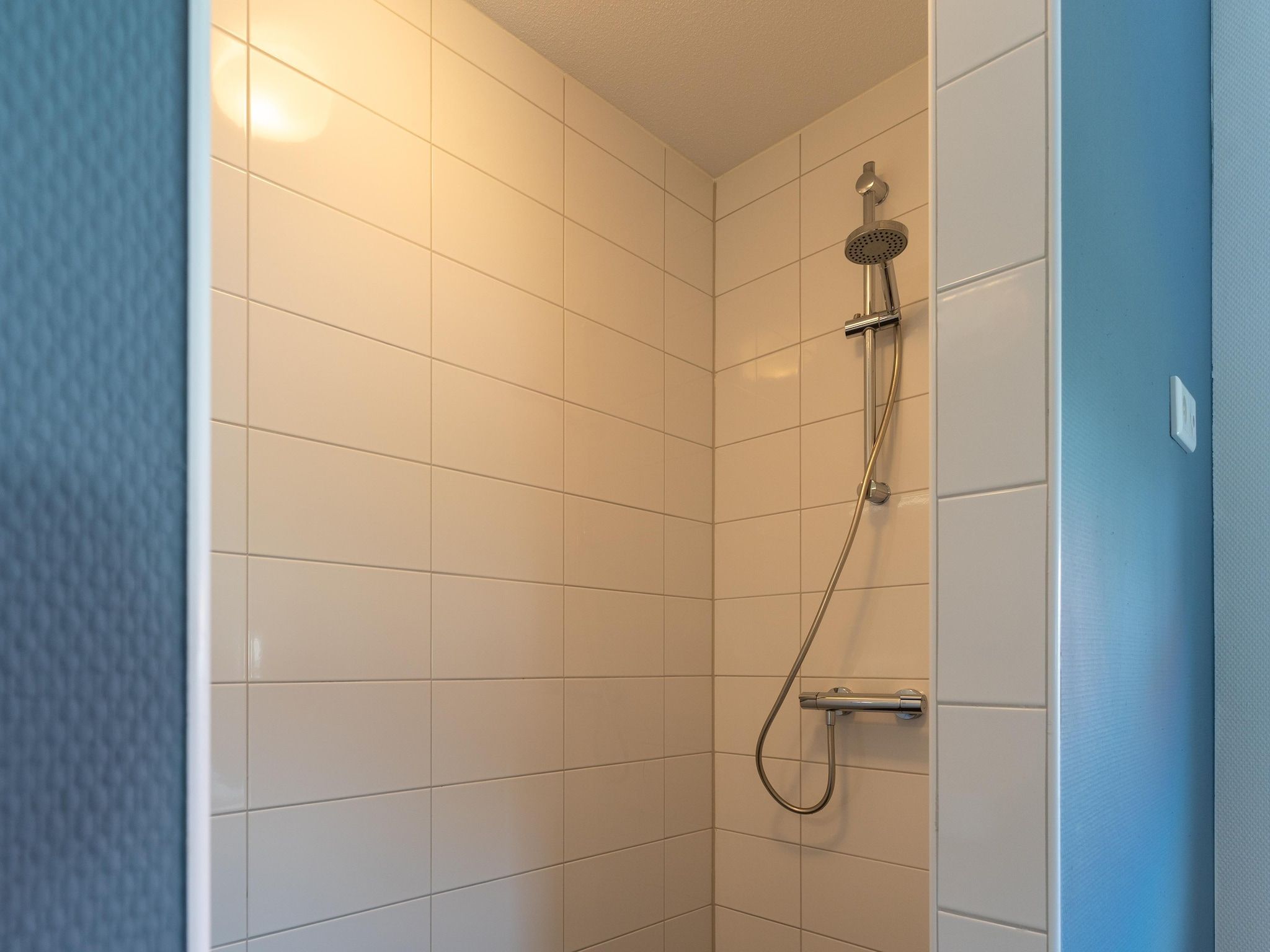 De badkamer van Wulpdal Huis Nr 51 in Scherpenisse