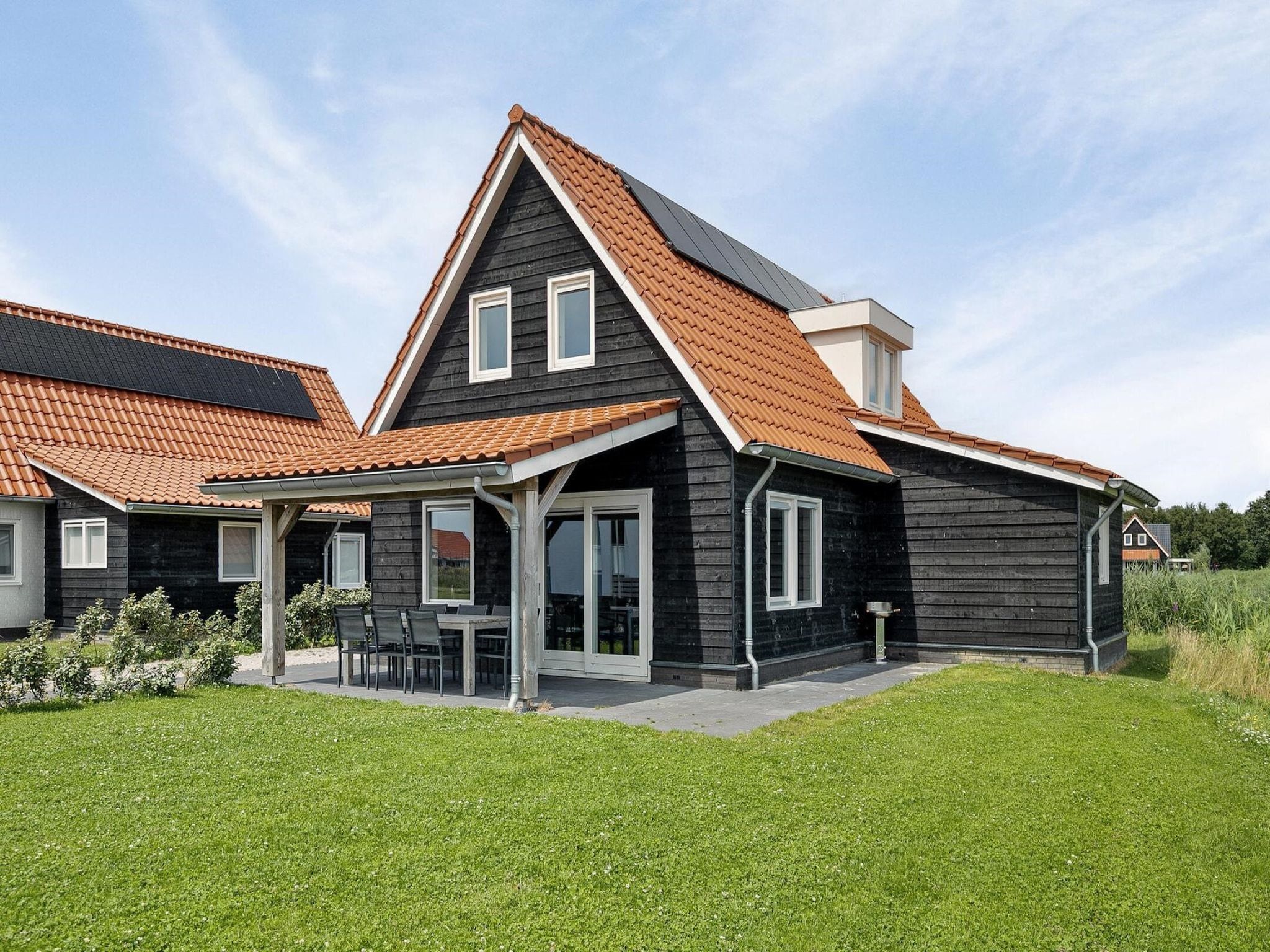 De buitenkant van De Ooievaar Huis Nr 47 in Scherpenisse
