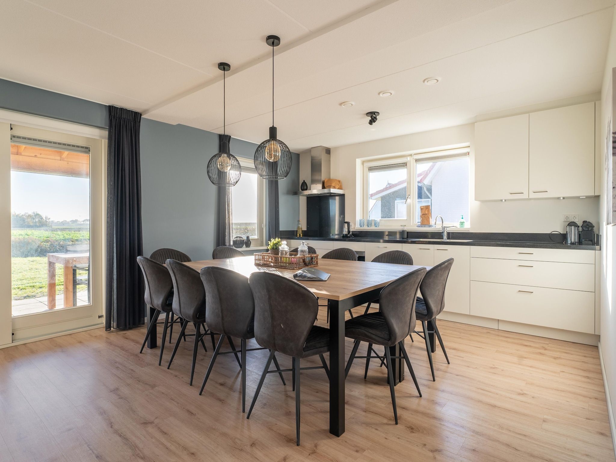 De eetkamer van De Roodborst Huis Nr 31 in Scherpenisse