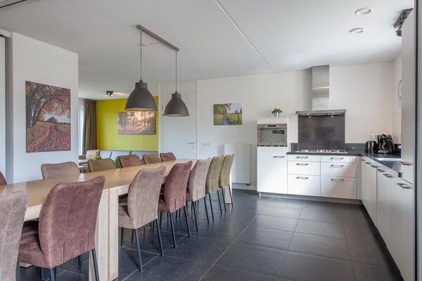 Eetkamer - Villa in Arcen met Zwembad en Gezinsfaciliteiten in Arcen (3)