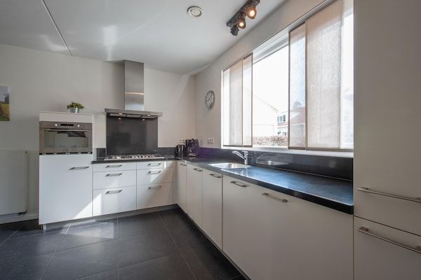 Keuken - Villa in Arcen met Zwembad en Gezinsfaciliteiten in Arcen (5)